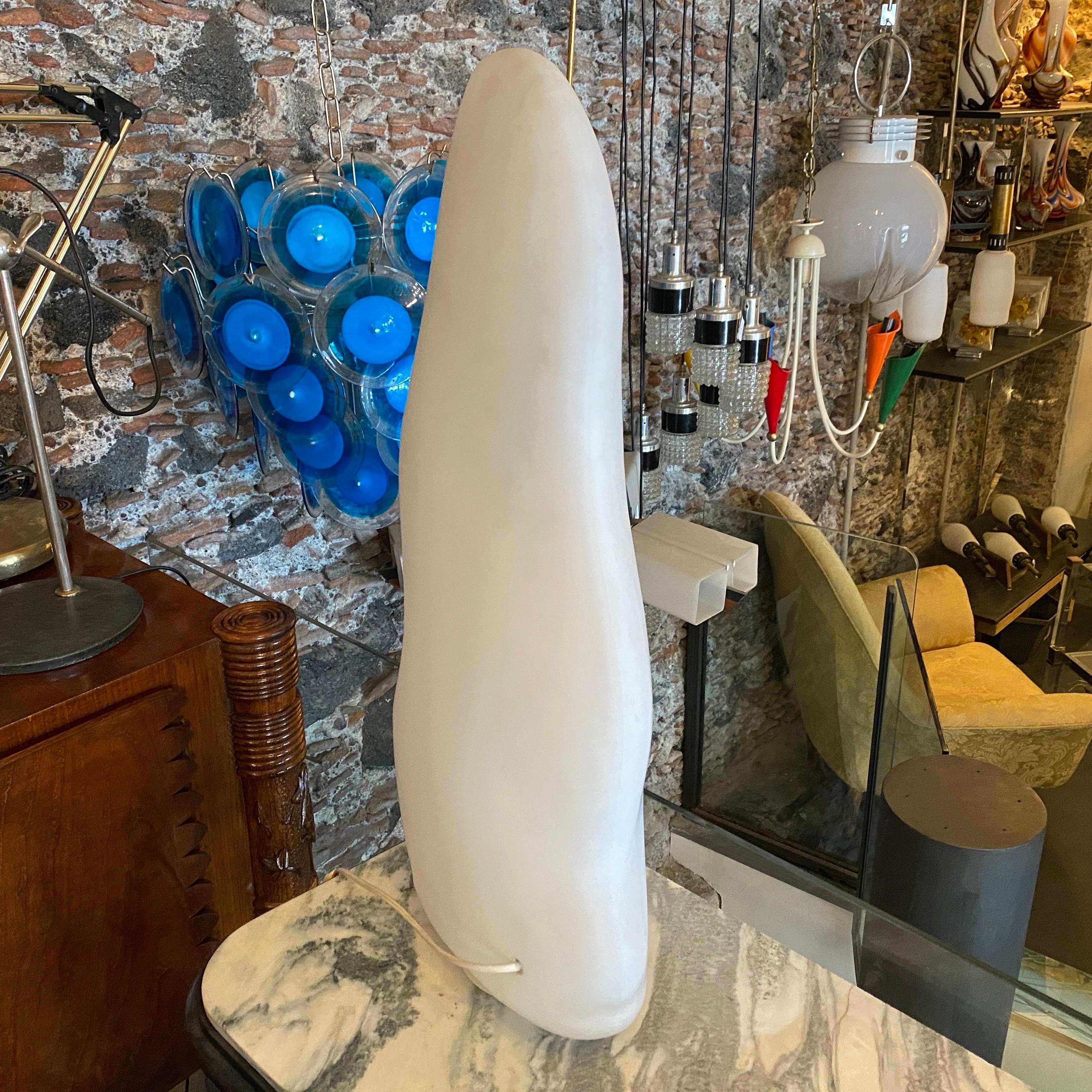 1980s Post-Modernist Frosted Glass Iceberg Table Lamp In Good Condition In Aci Castello, IT
