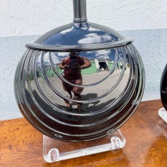 Paire de lampes de table en céramique brillante noire et lucite Postmaster Deco des années 1980