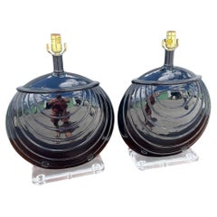 Paire de lampes de table en céramique brillante noire et lucite Postmaster Deco des années 1980