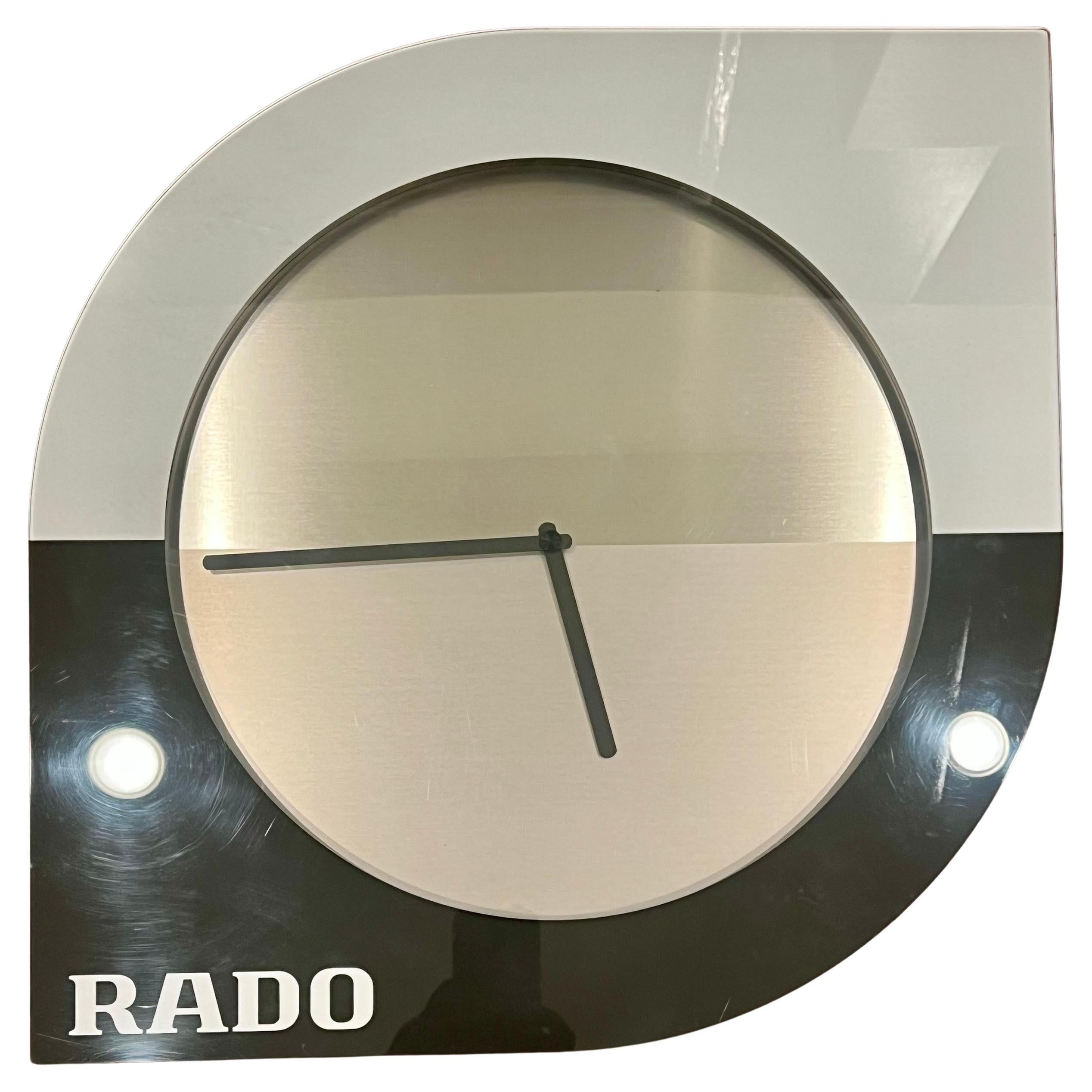 Raro reloj de pared Rado publicidad para los propietarios de tiendas de doble tono de plata y negro hermoso estado de la cara está hecha de acrílico pulido y fondo de aluminio, reloj de pilas alrededor de 1980