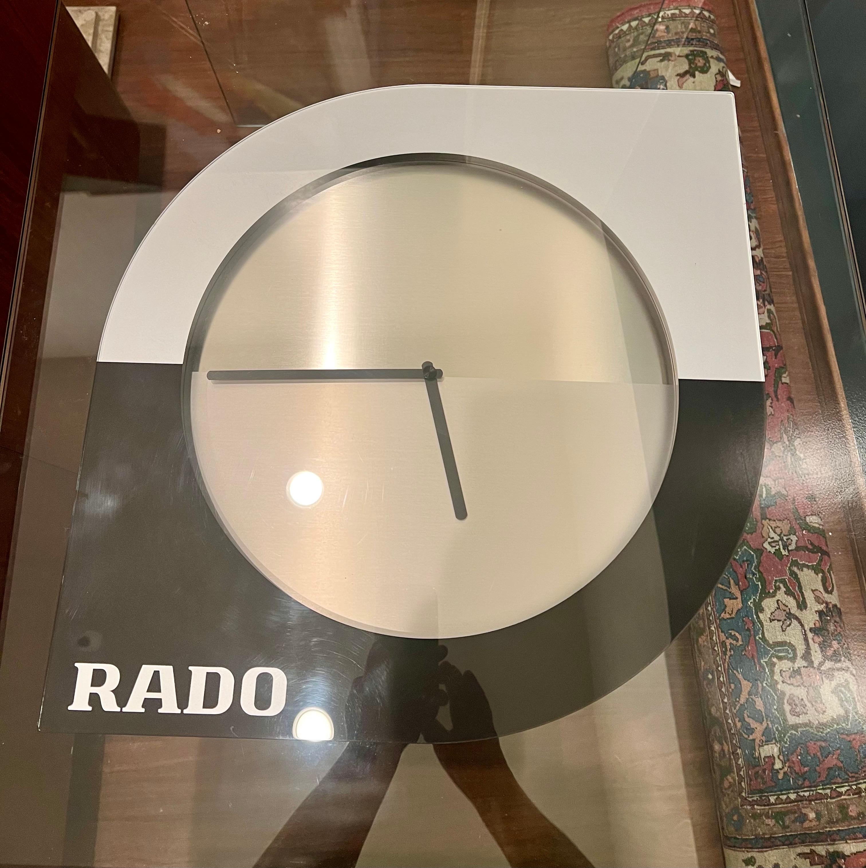 Reloj de pared publicitario postmoderno de los años 80 de RADO of Switzerland siglo XX en venta