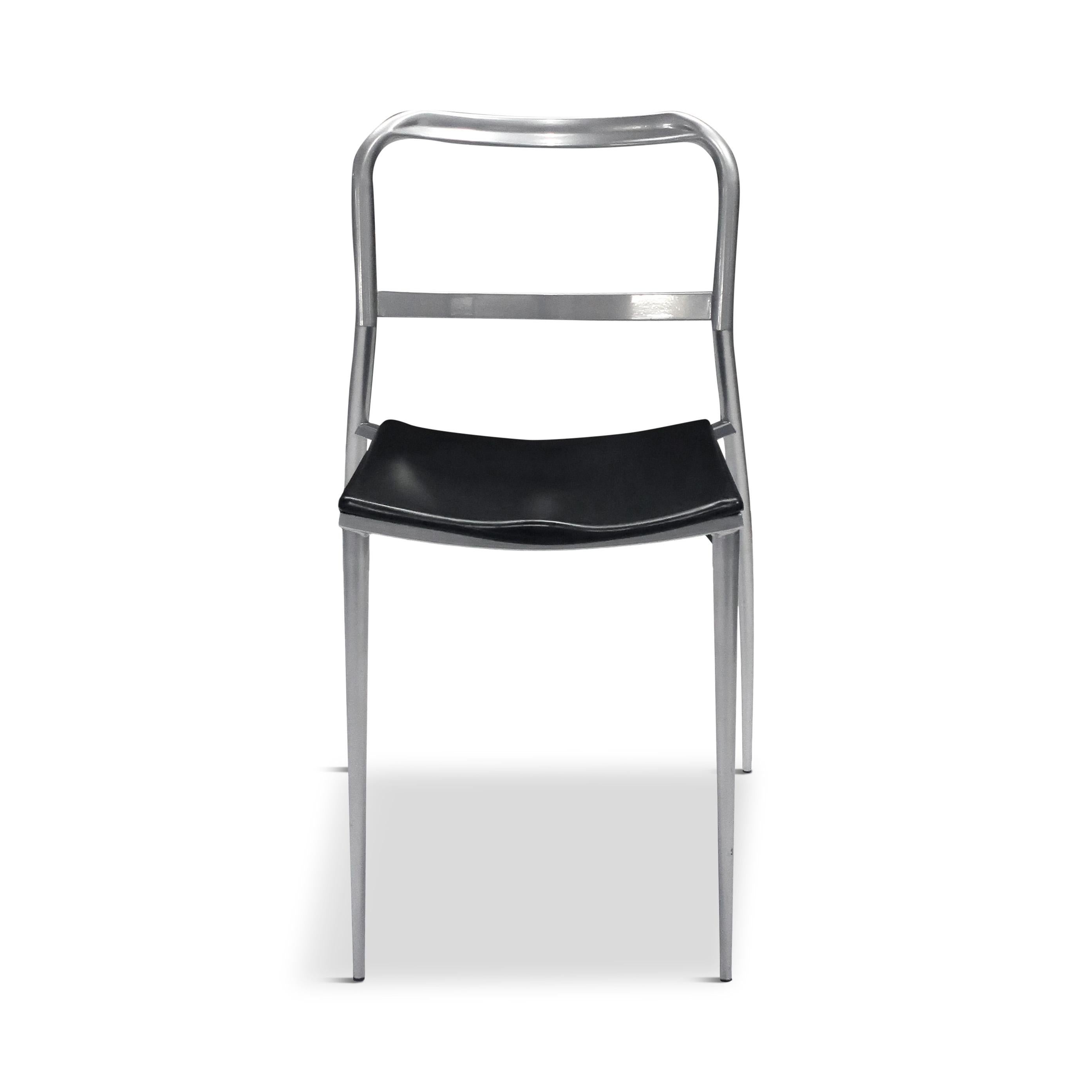 Une excellente chaise de salle à manger postmoderne, une chaise d'appoint ou une chaise d'appoint.  conçue par Claudio Nardi, un architecte, décorateur d'intérieur et designer industriel italien extraordinairement accompli, et produite par Zeus Noto