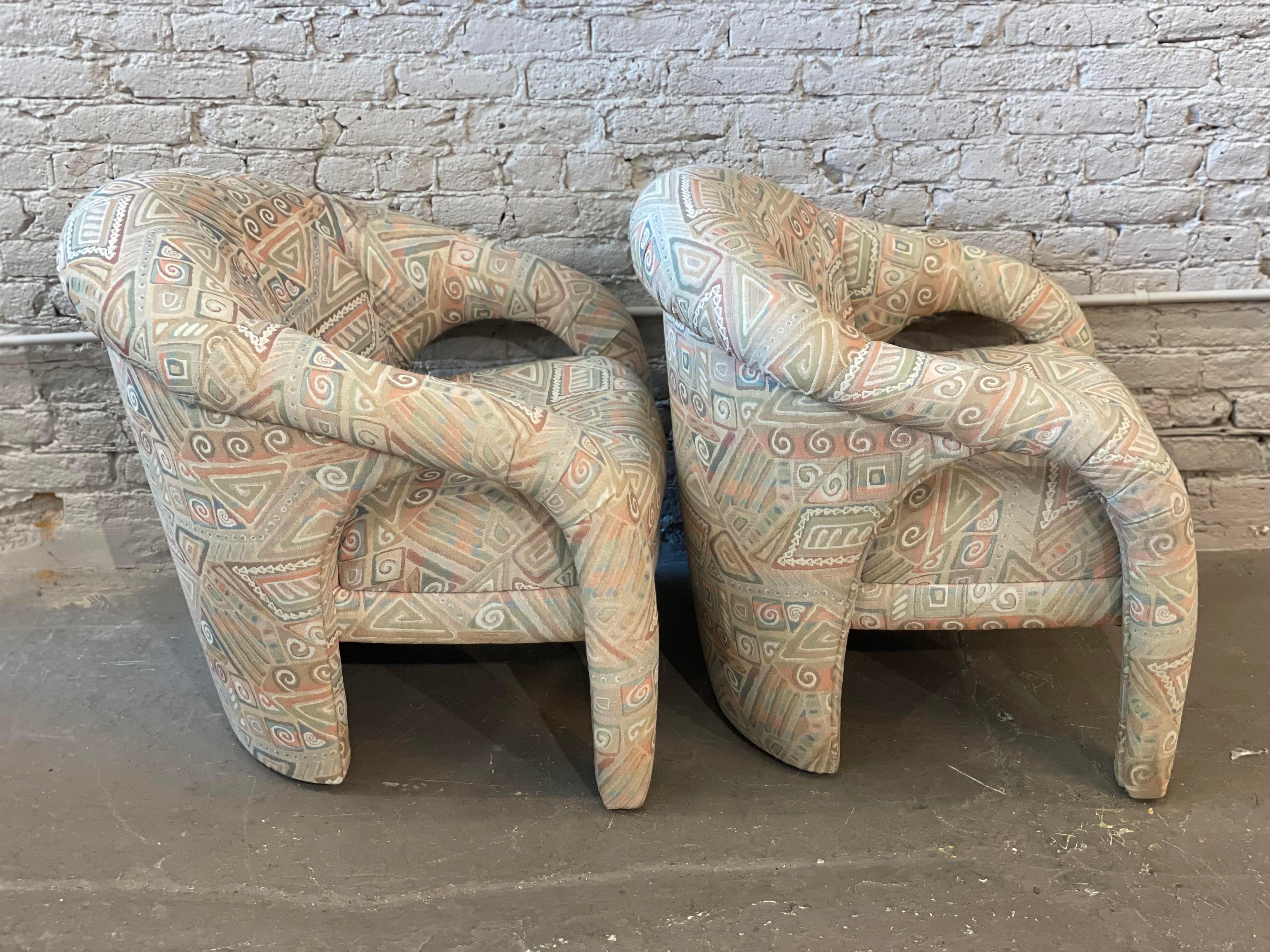 Postmoderne Arc-Stühle aus den 1980er Jahren im Stil von Kagan, ein Paar im Zustand „Gut“ im Angebot in Chicago, IL