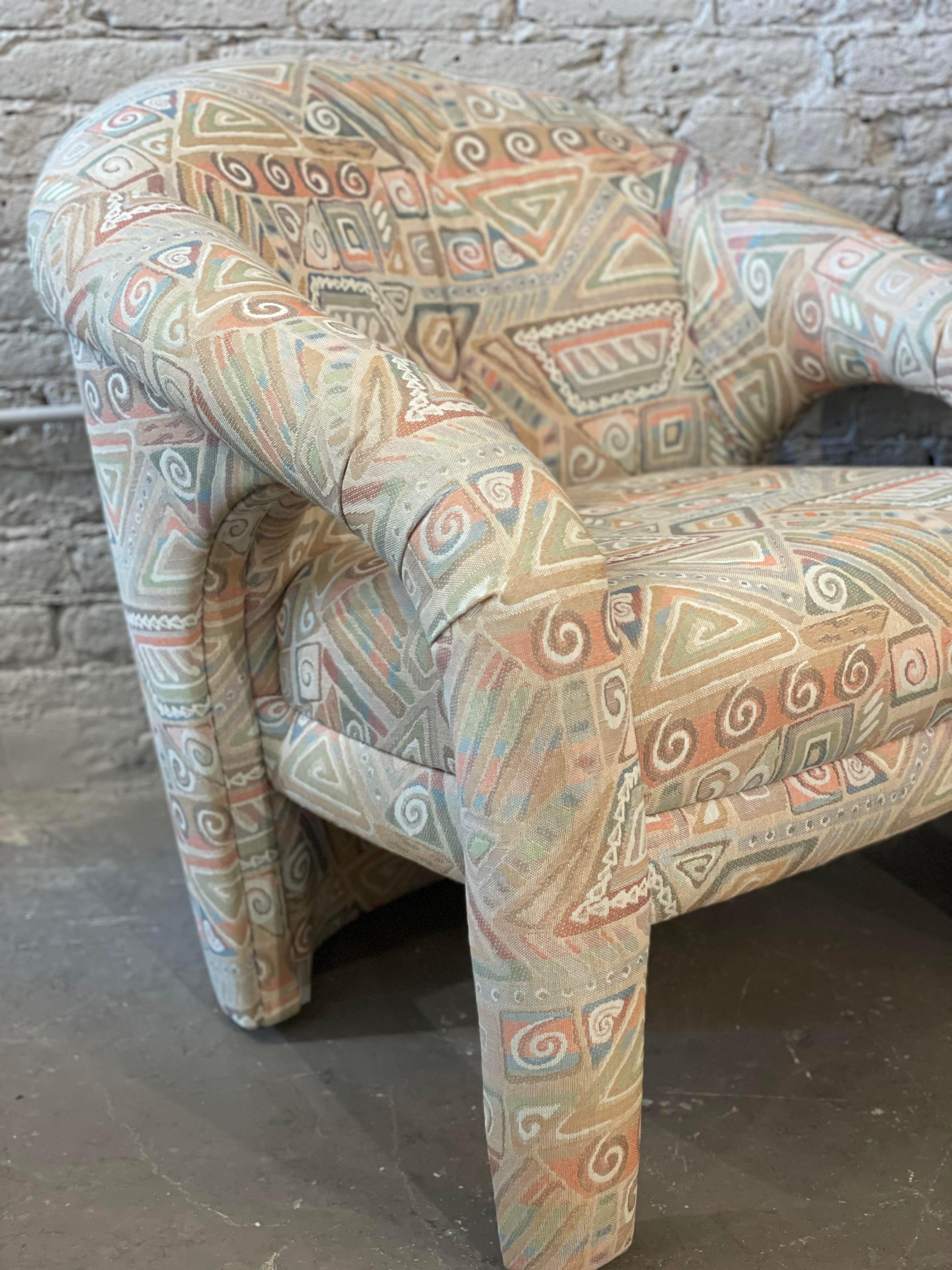 Tissu d'ameublement Paire de fauteuils d'arc postmodernes des années 1980 dans le style de Kagan en vente