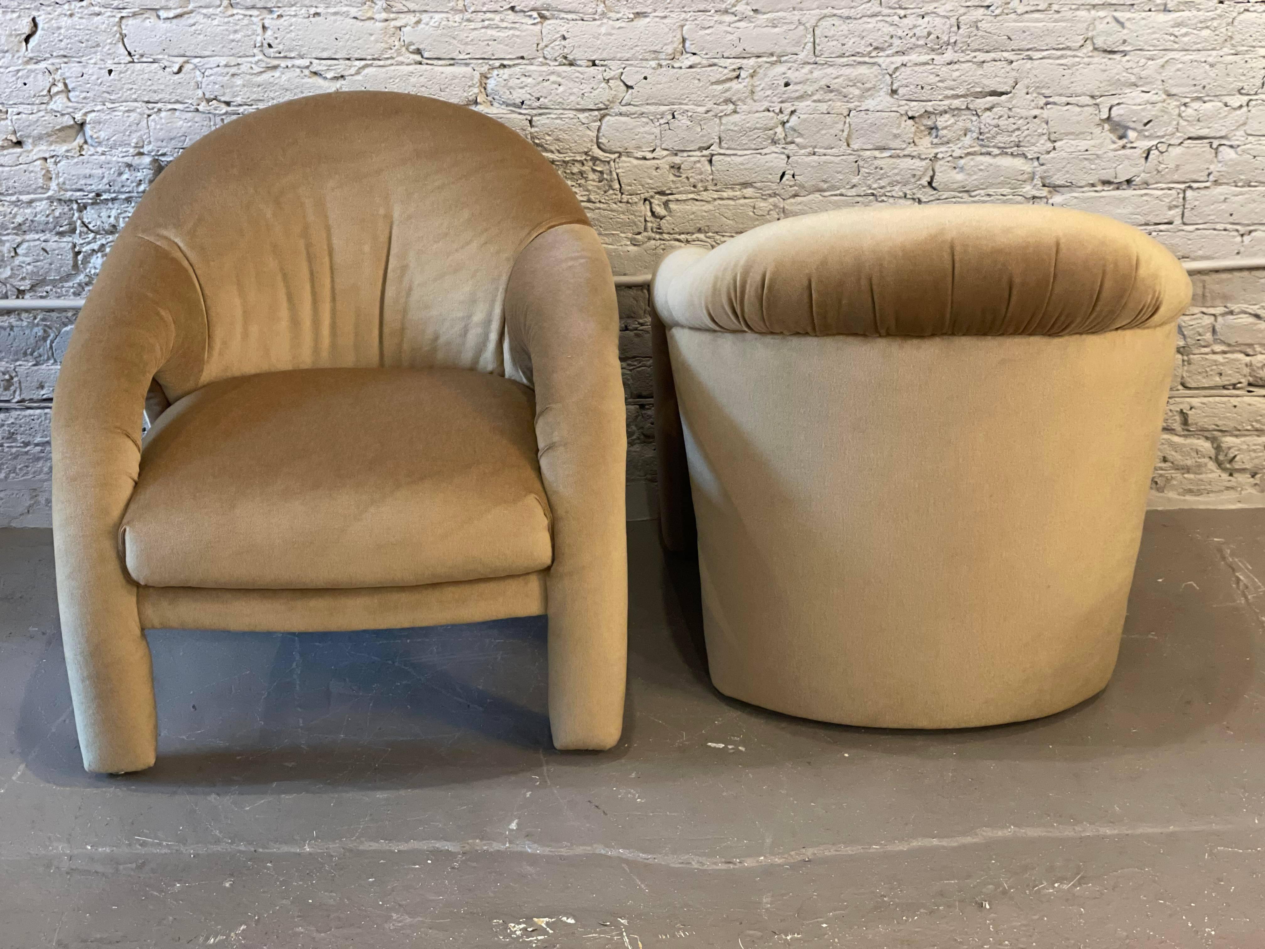 Américain Paire de chaises sculpturales en forme d'arc postmoderne des années 1980 en mohair camel en vente