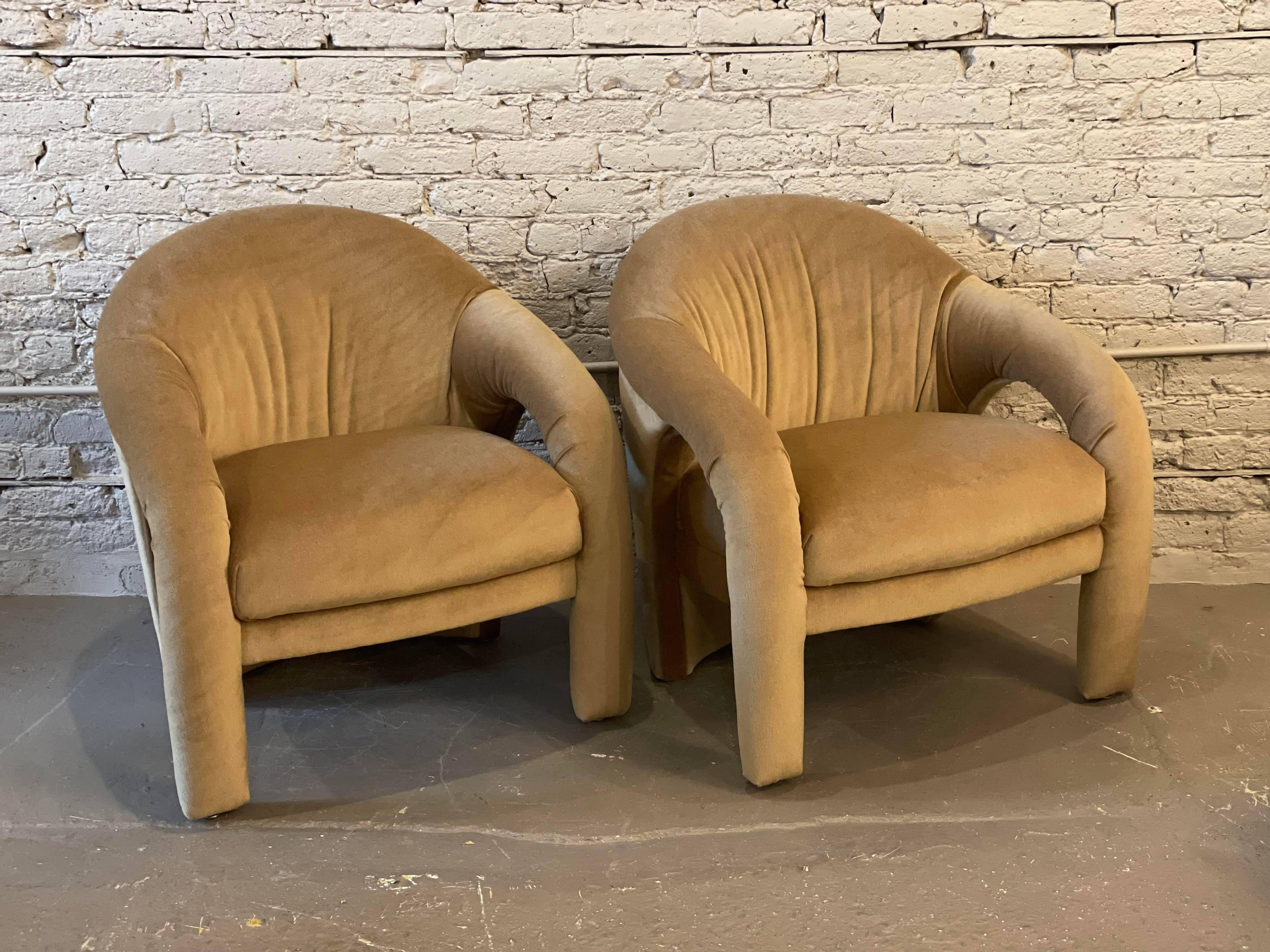 Paire de chaises sculpturales en forme d'arc postmoderne des années 1980 en mohair camel en vente 1