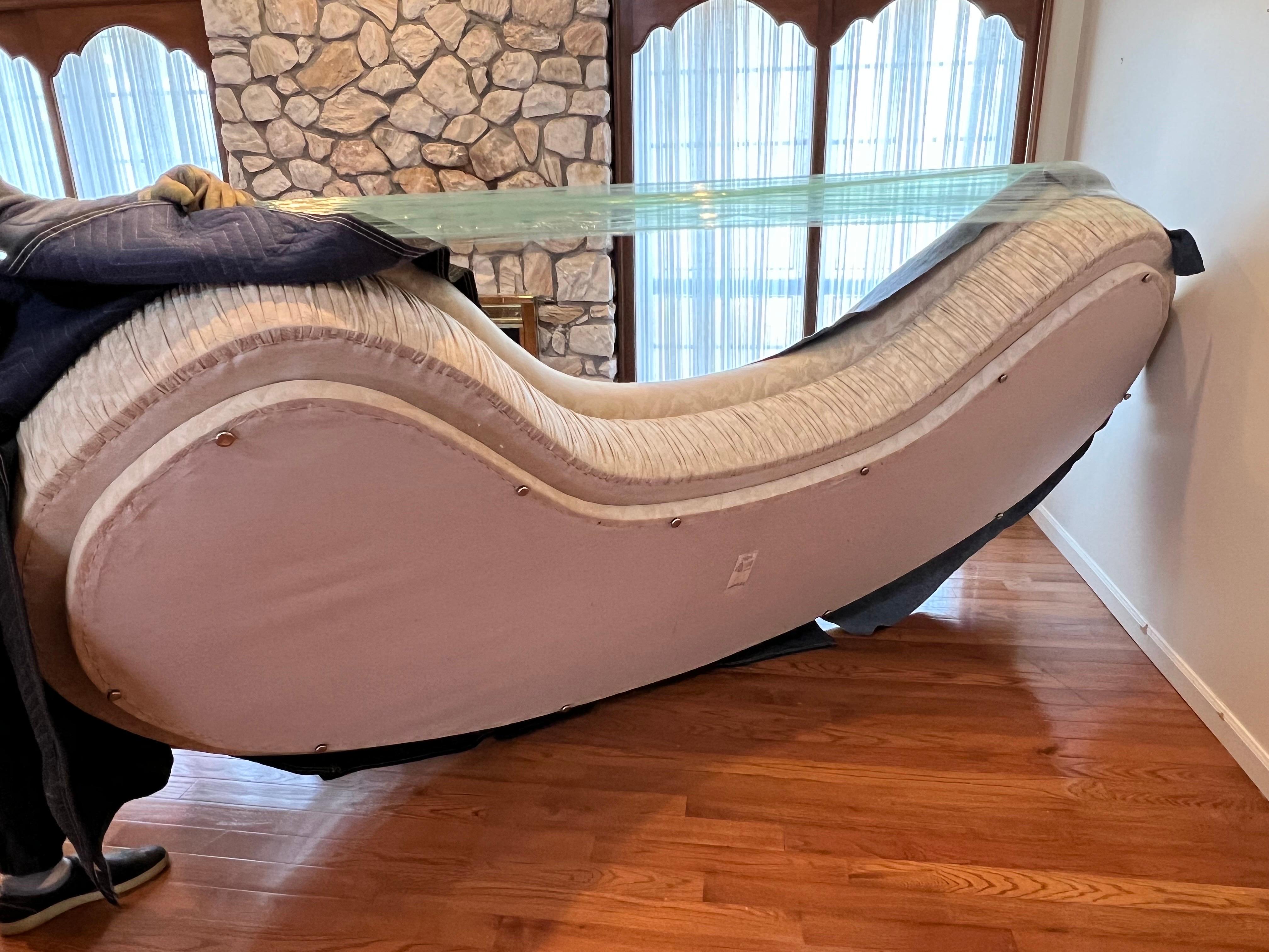 1980s Postmodern Curvy Kidney Sofa In Excellent Condition For Sale In Staten Island, NY