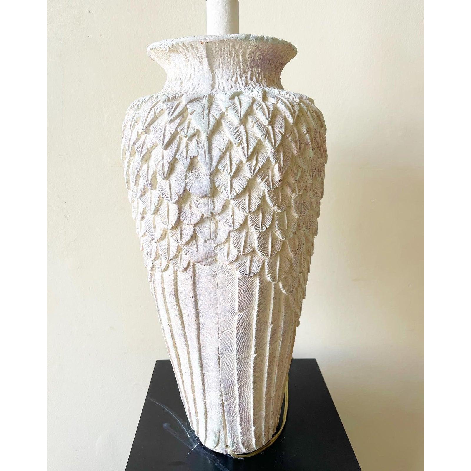 Postmoderne Lampe à poser postmoderne des années 1980 avec vase en feuilles de bananier en vente