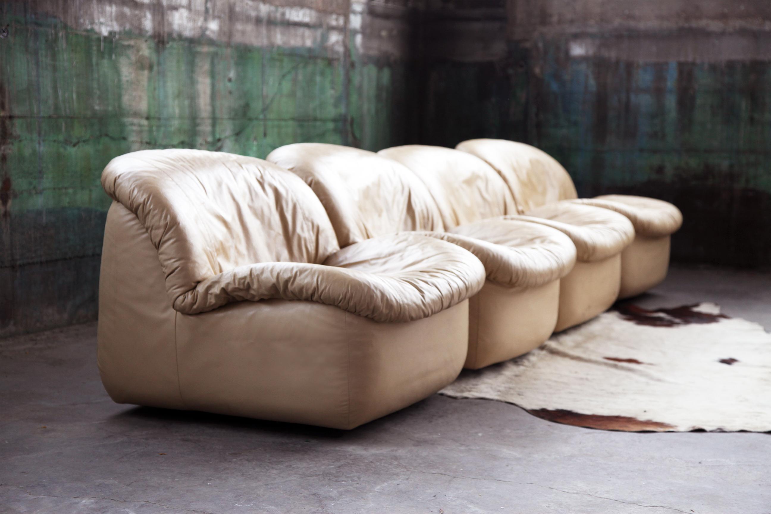 Chaise longue postmoderne en cuir beige des années 1980 en vente 3