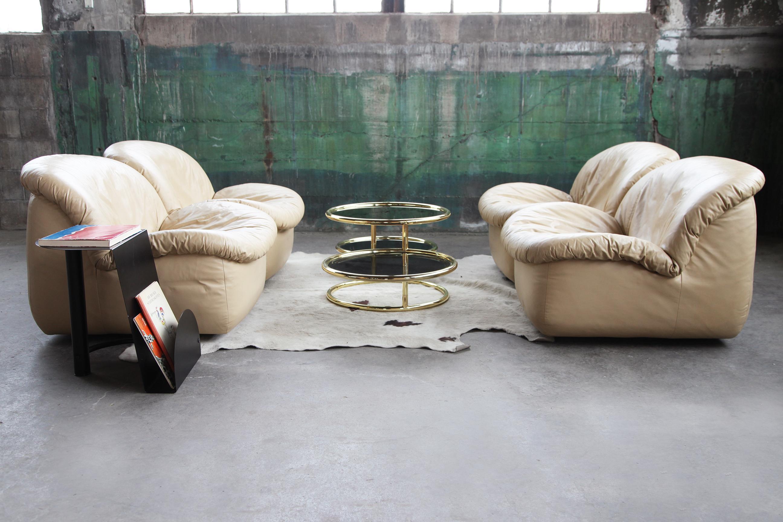 Postmoderne Chaise longue postmoderne en cuir beige des années 1980 en vente