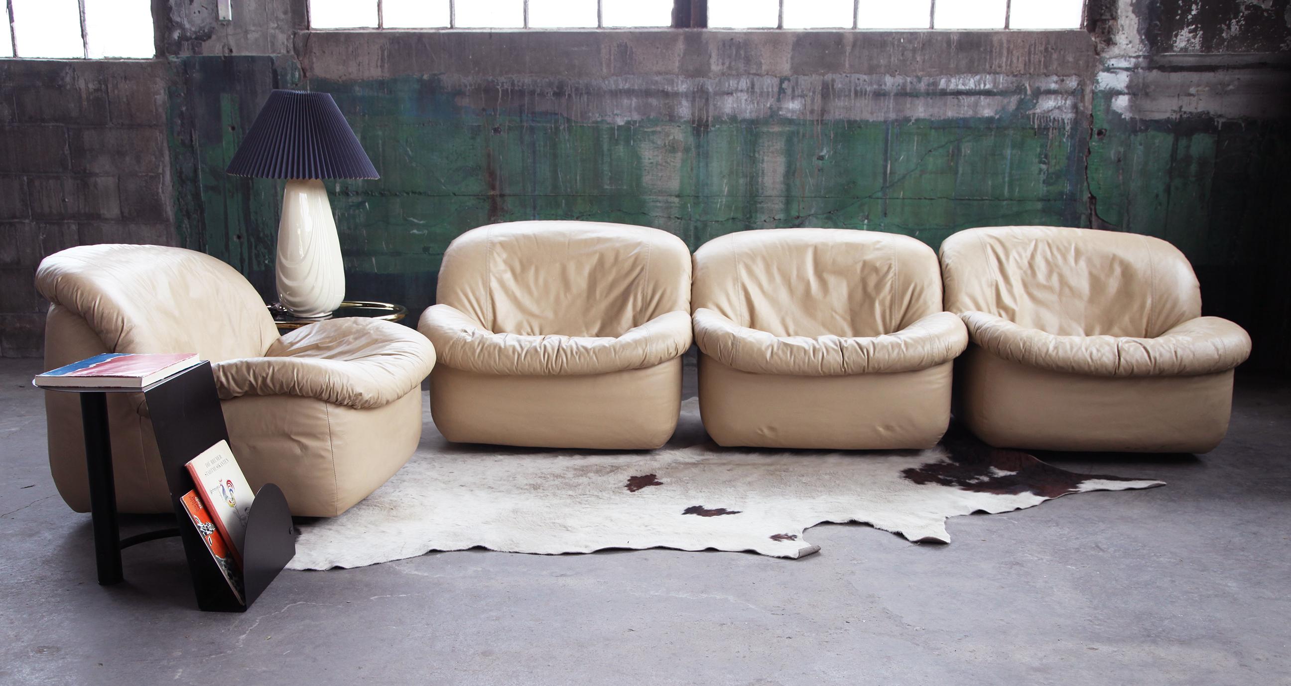 italien Chaise longue postmoderne en cuir beige des années 1980 en vente