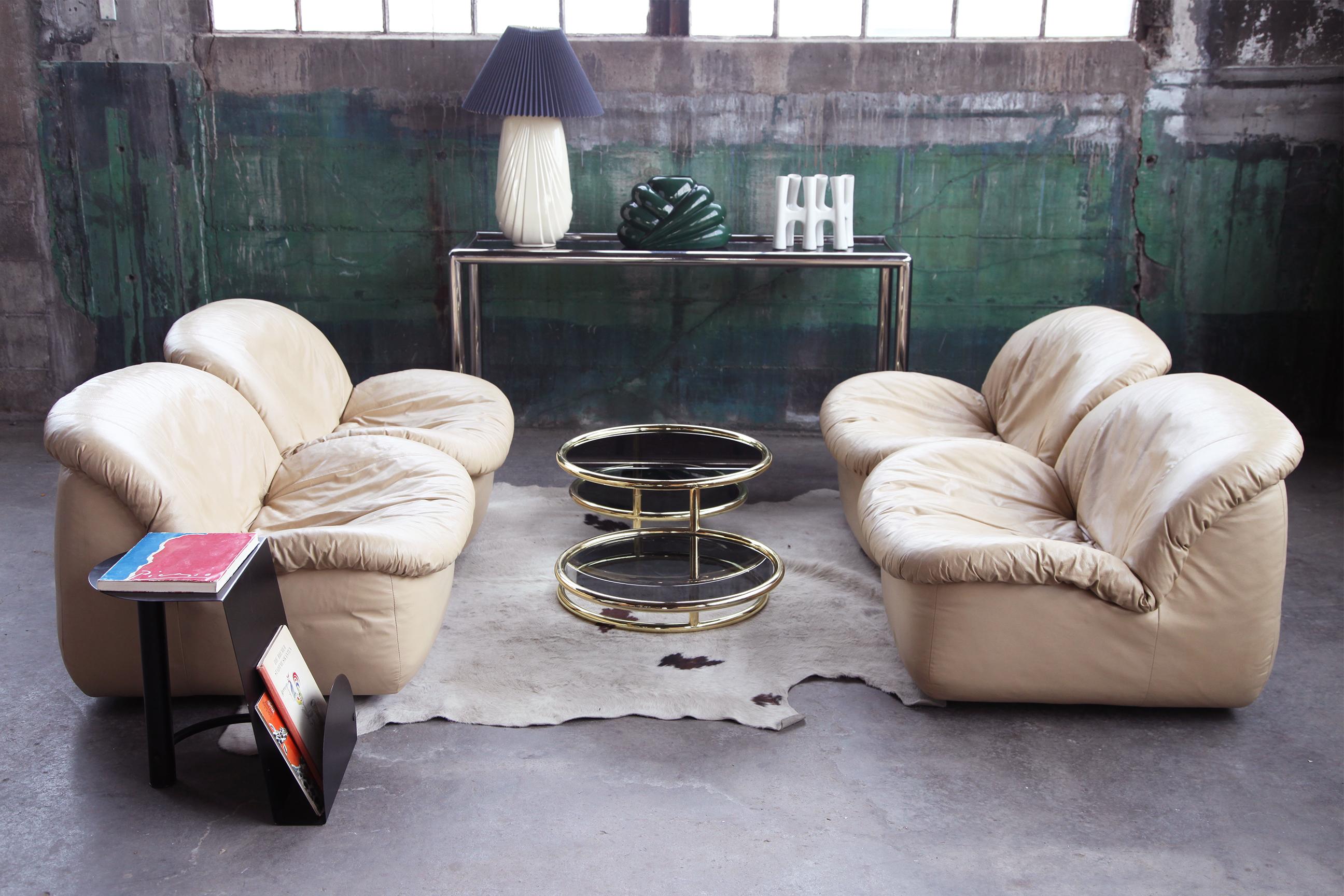 20ième siècle Chaise longue postmoderne en cuir beige des années 1980 en vente