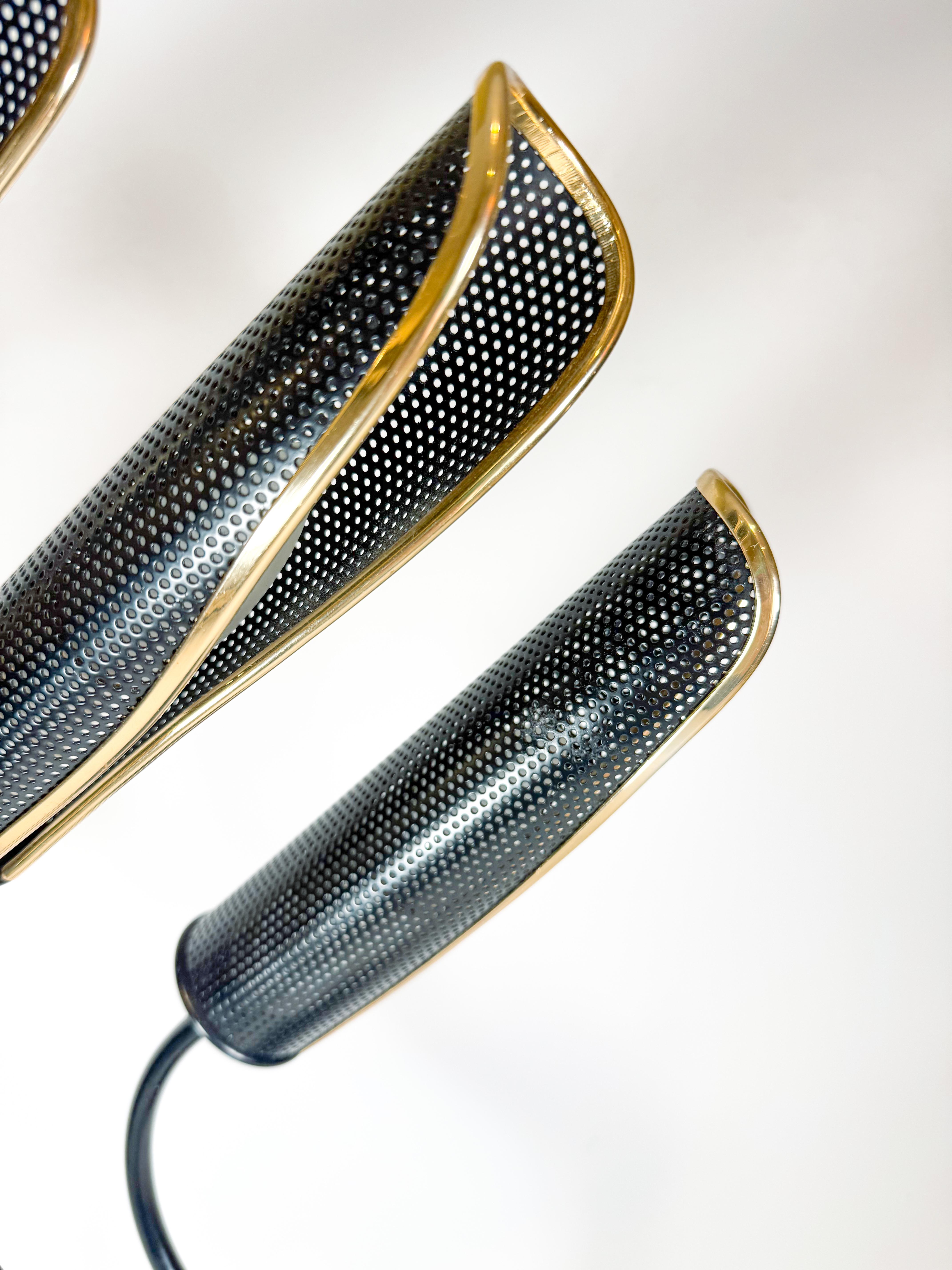 Lámpara de mesa escultórica postmoderna de los años 80 en negro y dorado con 3 luces Posmoderno en venta