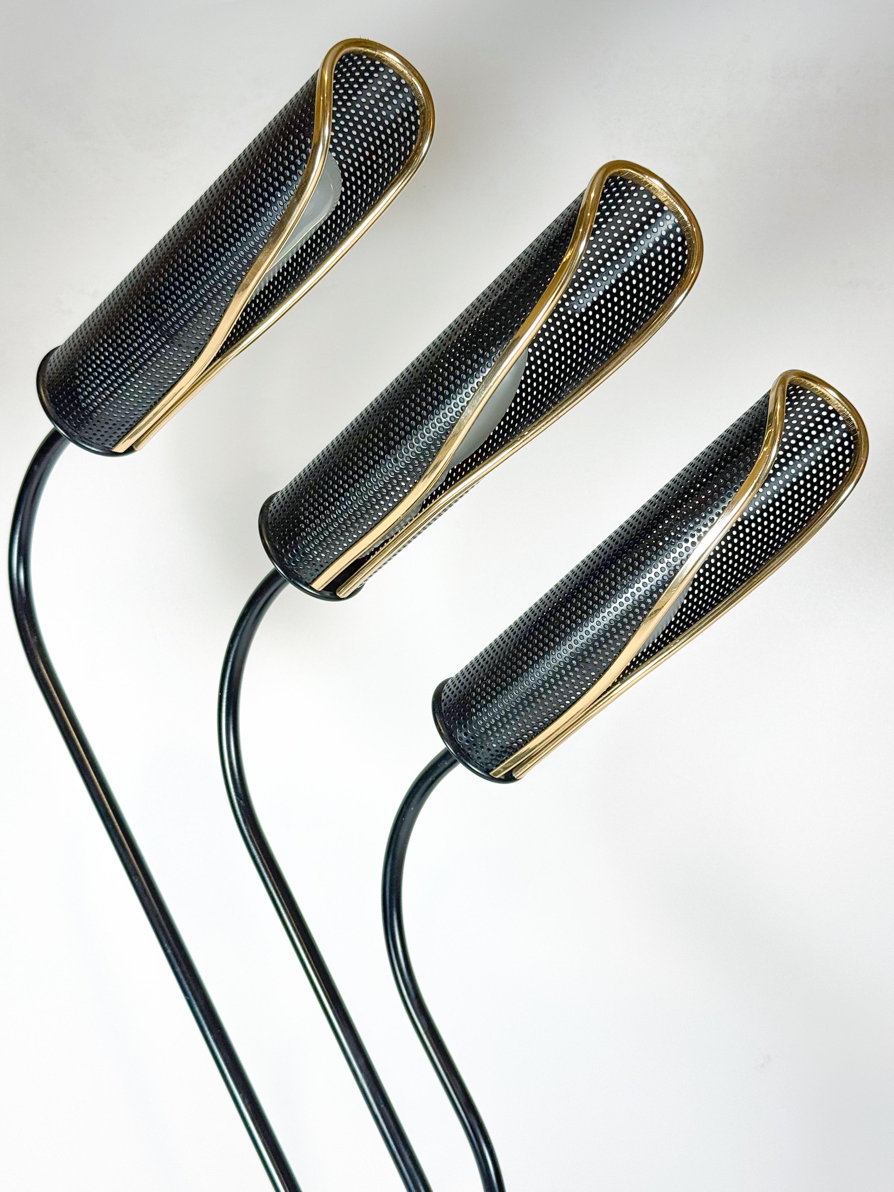 Lámpara de mesa escultórica postmoderna de los años 80 en negro y dorado con 3 luces Metal en venta