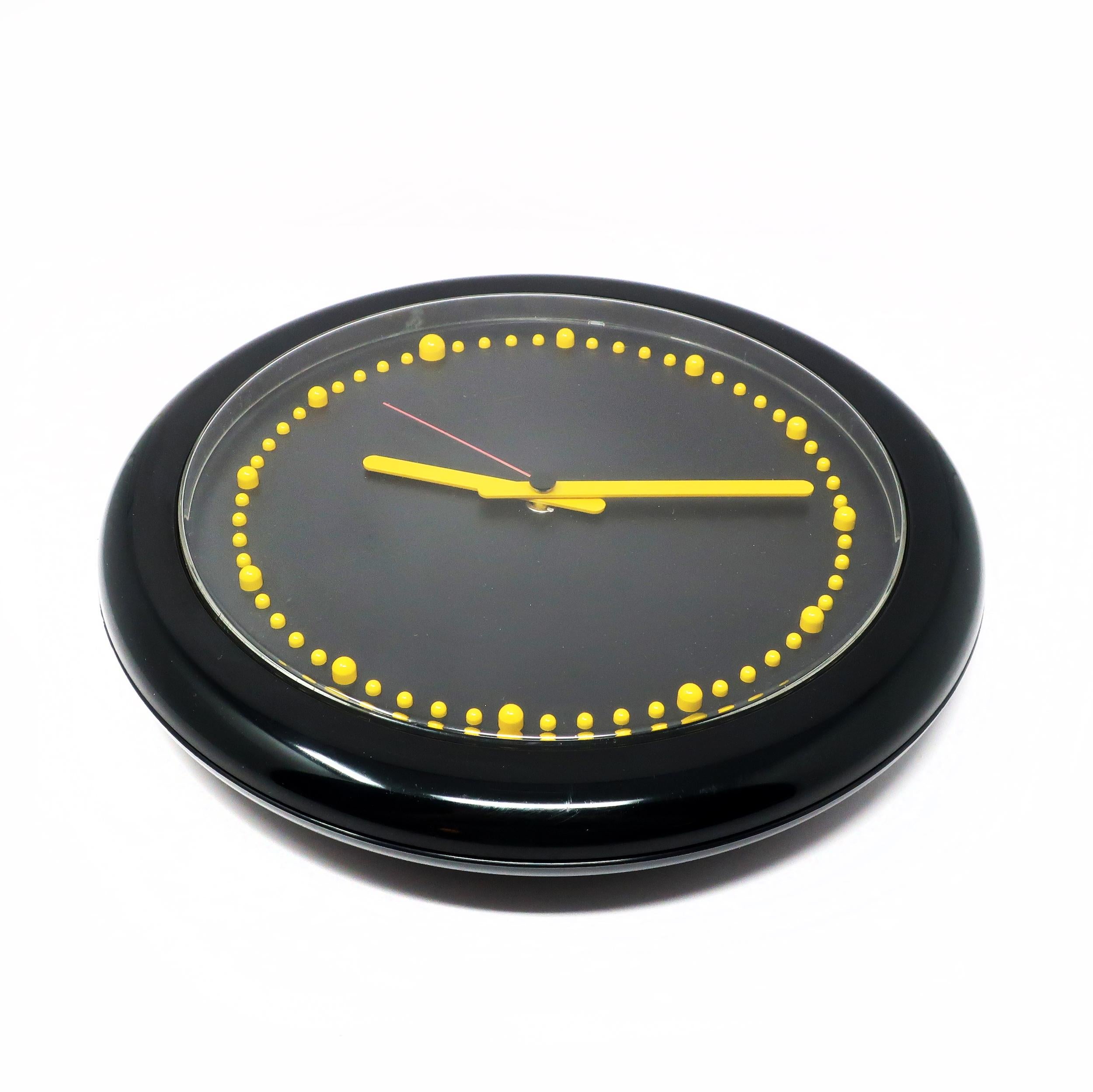 Designed by Raul Barbieri and Giorgio Marianelli for Rexite in 1981, this Zero 980 wall clock has a striking yellow and black color combination. Black plastic case, yellow hands, and raised yellow plastic bumps for the clock's numbers and a black