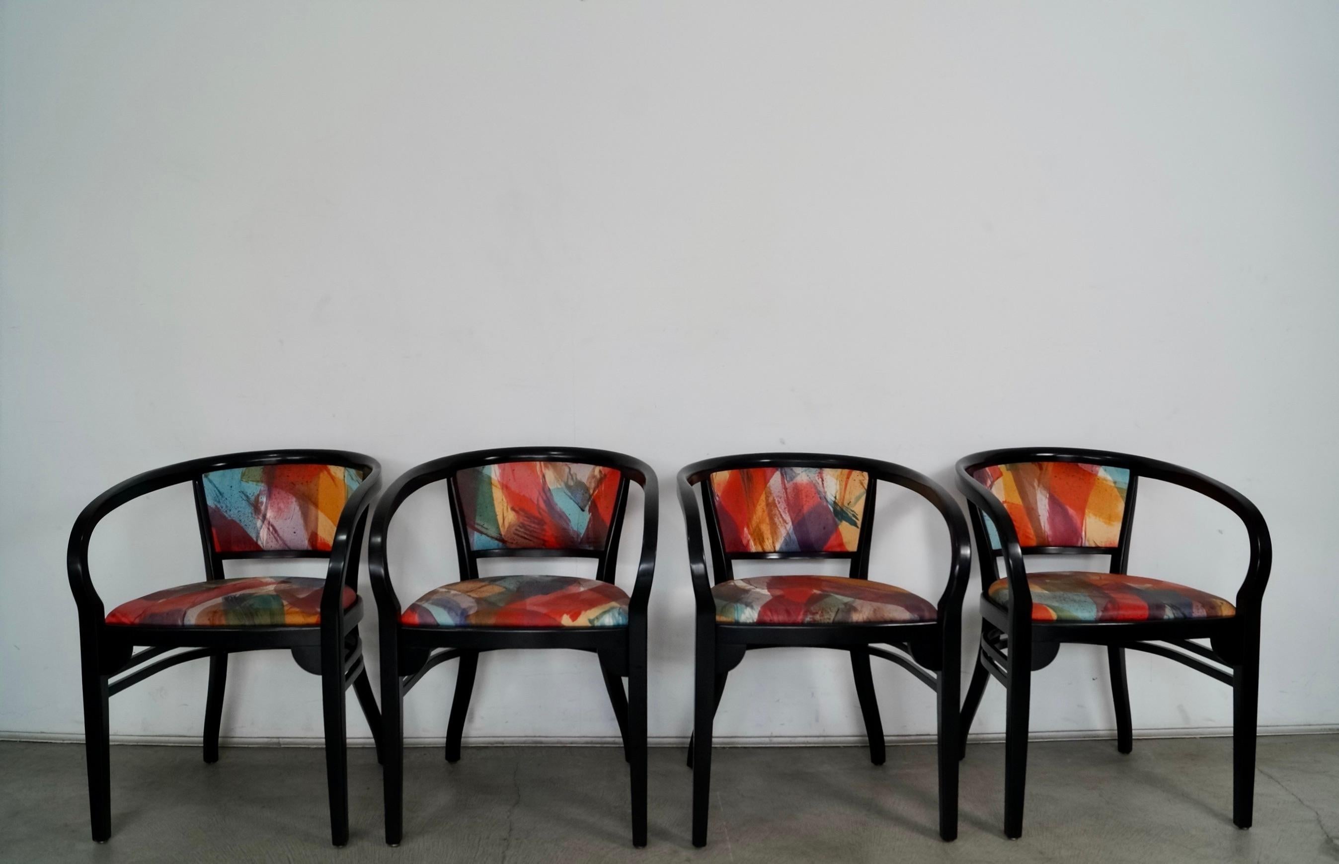 Set di quattro poltrone postmoderne vintage in vendita. Hanno le cornici originali laccate di nero e lo splendido tessuto originale. Sono stati prodotti negli anni '80 dall'azienda di arredamento di design Nienkamper e sono stati realizzati in