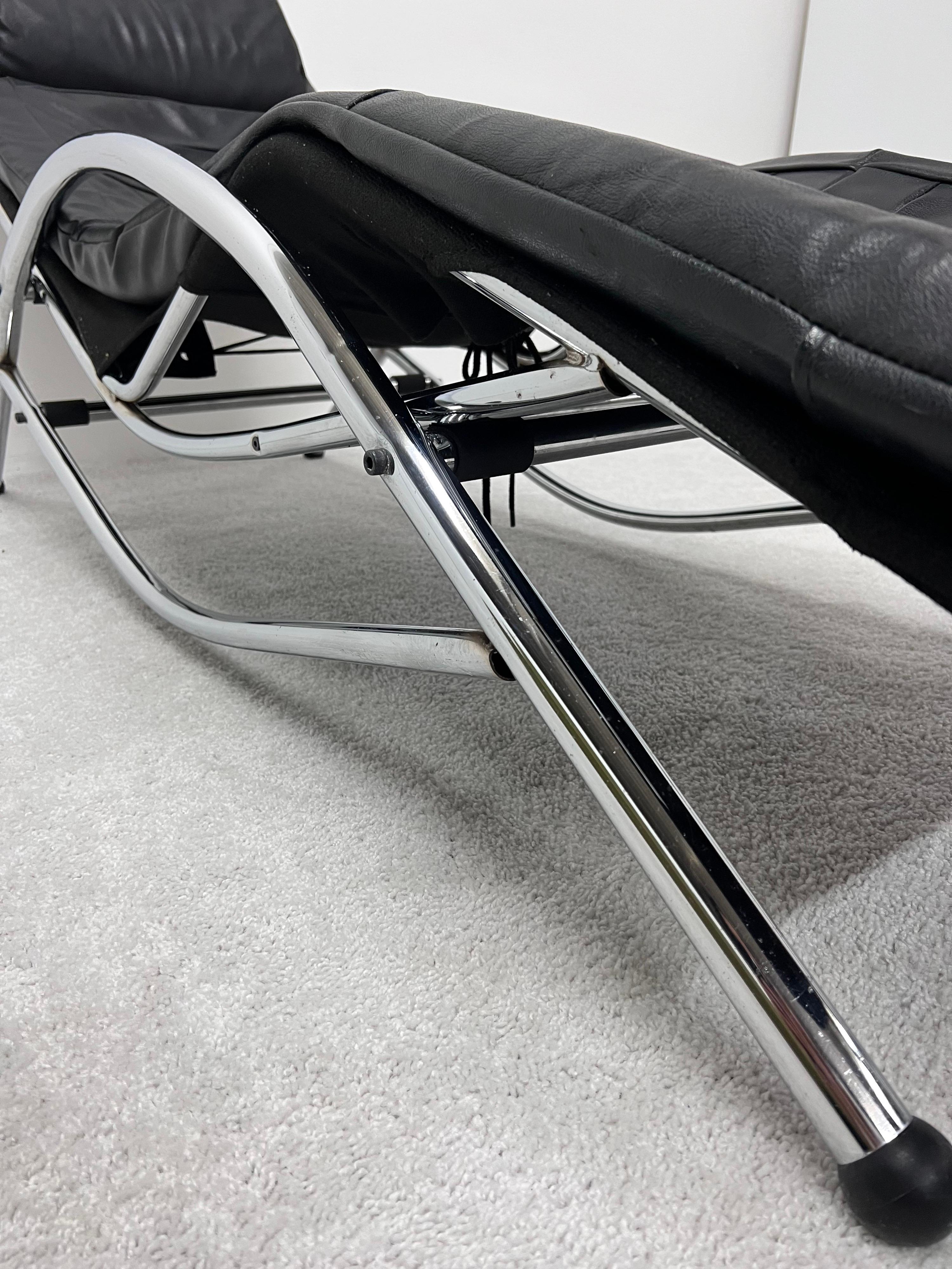 1980s Postmodern Black Leather and Tubular Chrome Adjustable Chaise Lounge For Sale 2
