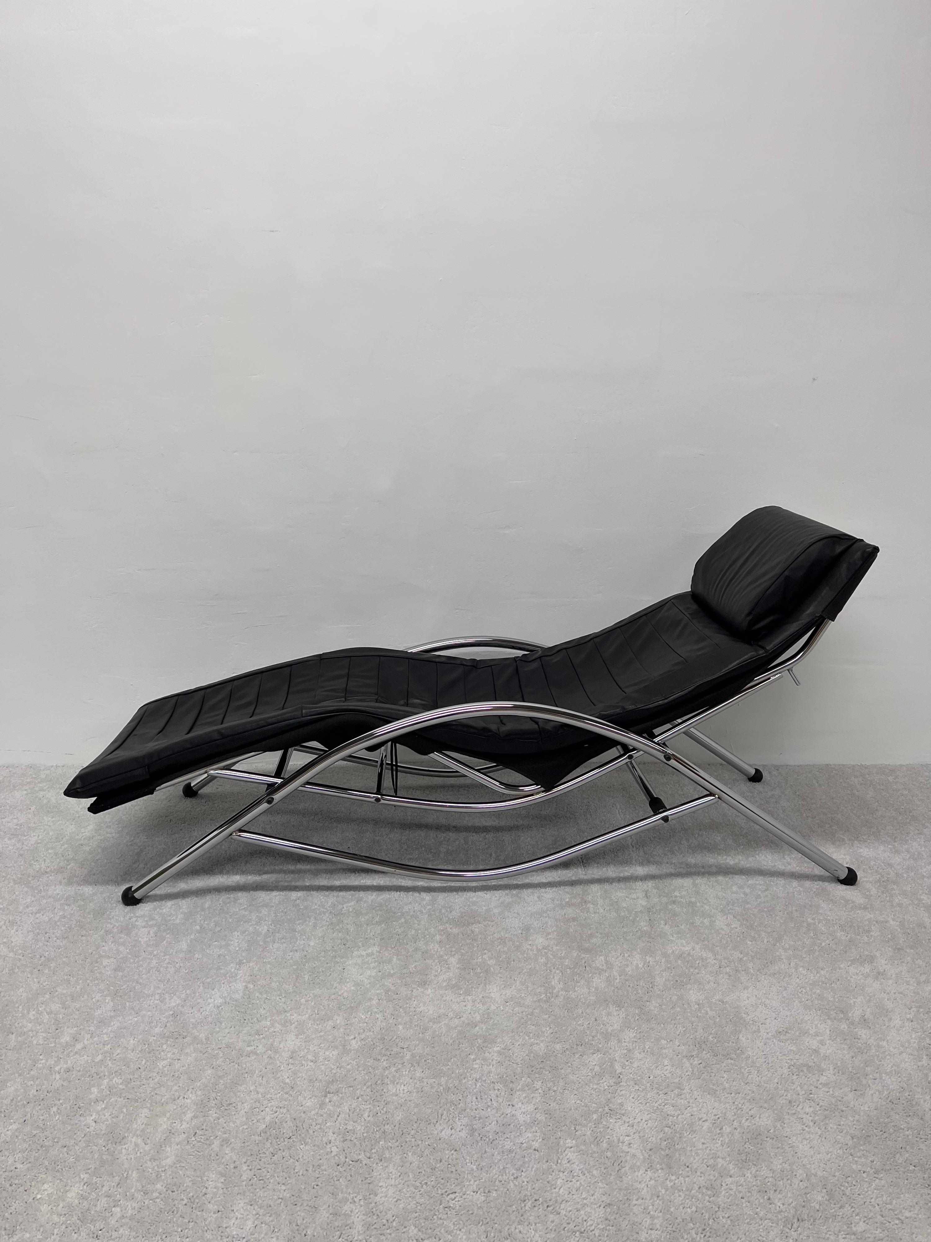 Postmoderne Chaise longue réglable en cuir noir et chrome tubulaire postmoderne des années 1980 en vente