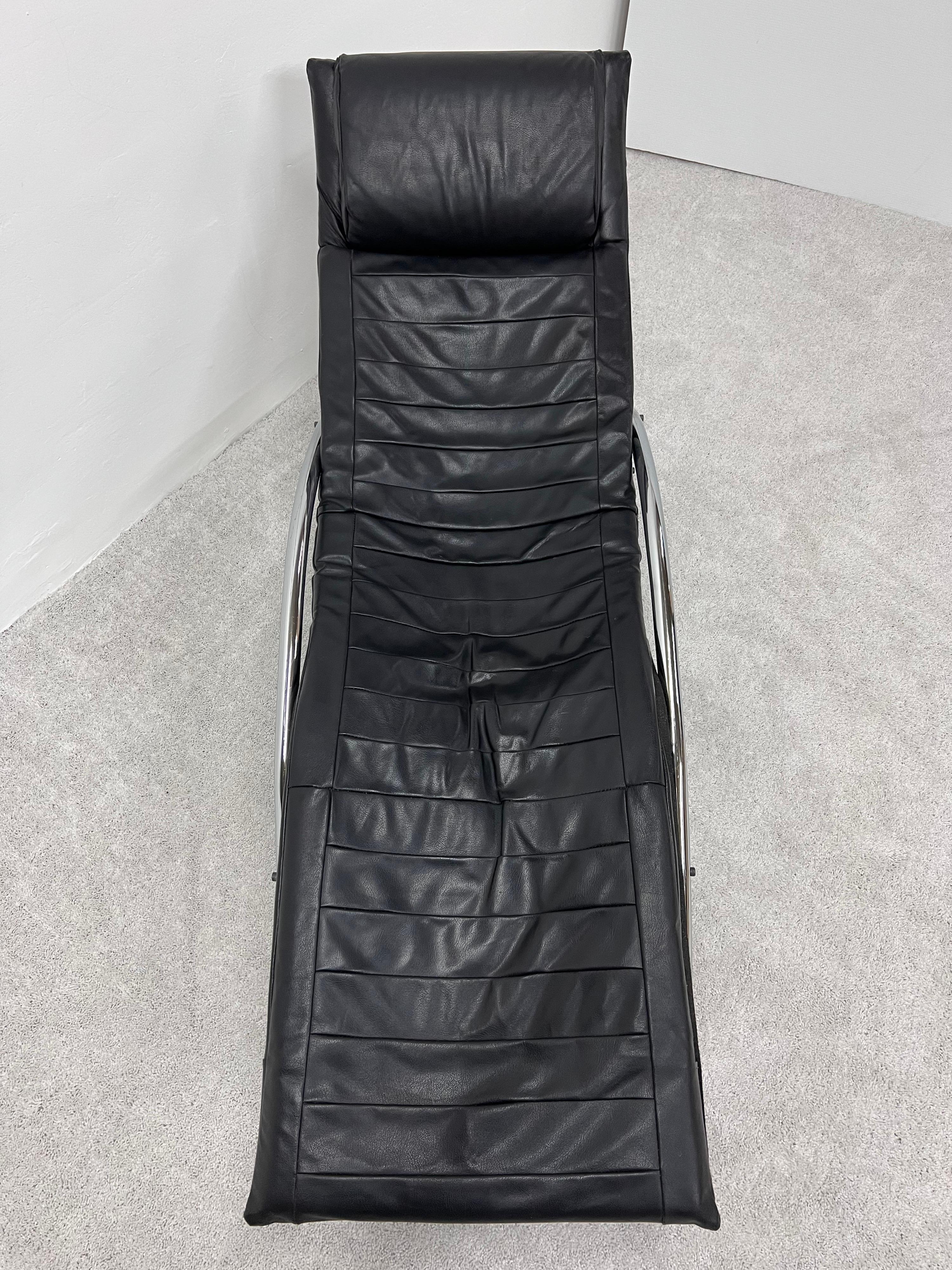 Chaise longue réglable en cuir noir et chrome tubulaire postmoderne des années 1980 Bon état - En vente à Miami, FL