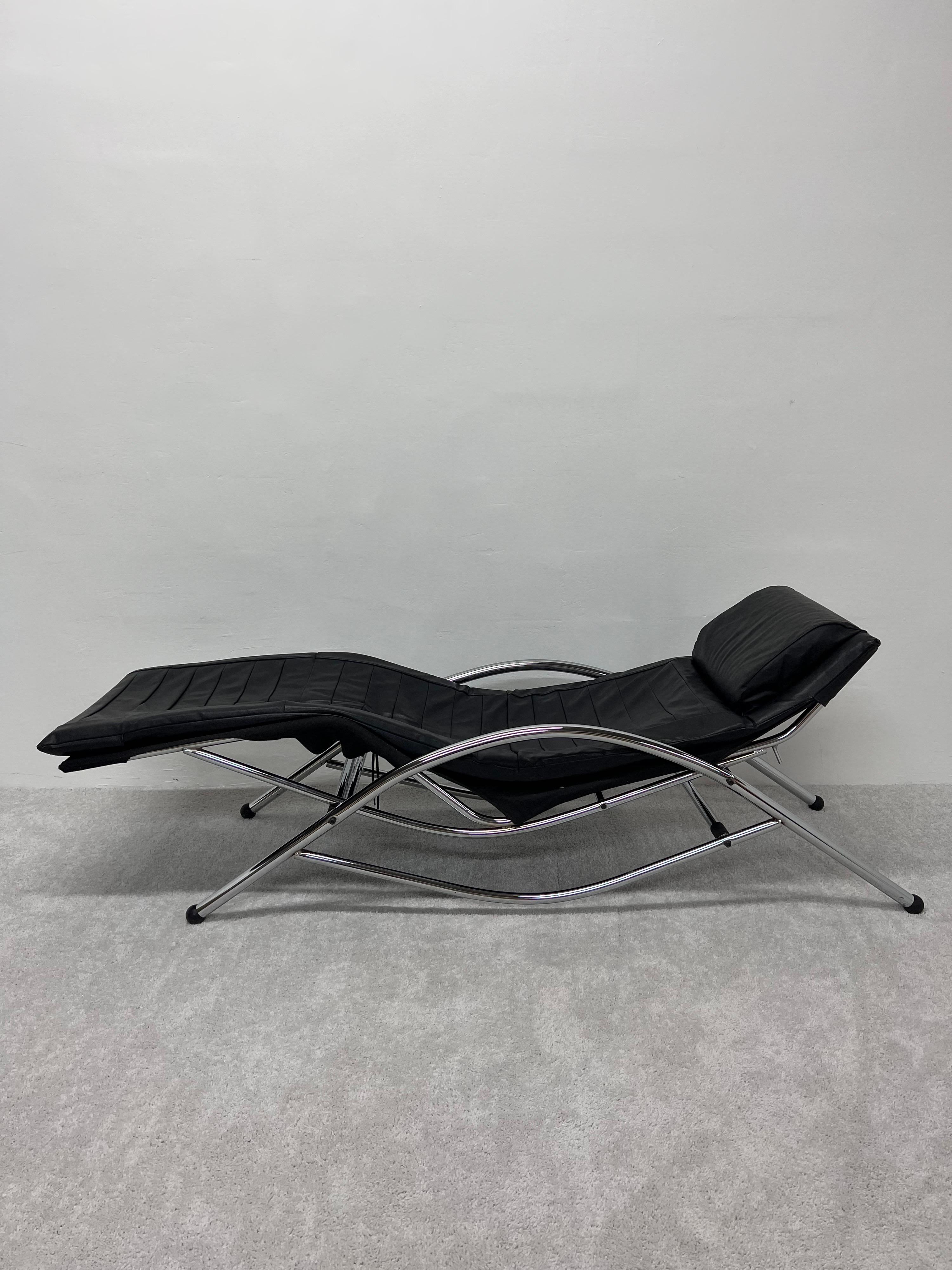 Italian 1980s Postmodern Black Leather and Tubular Chrome Adjustable Chaise Lounge For Sale