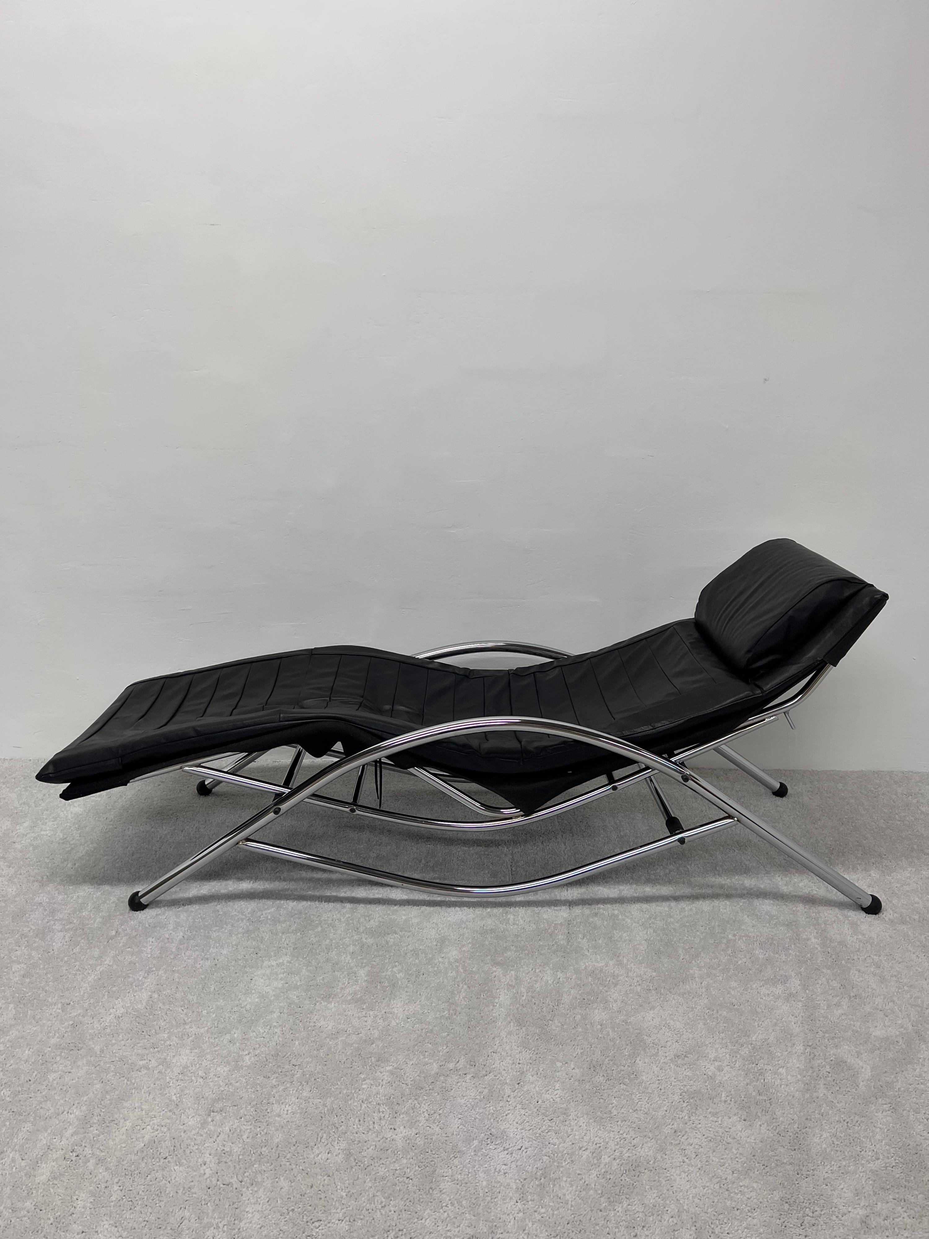 1980s Postmodern Black Leather and Tubular Chrome Adjustable Chaise Lounge In Good Condition For Sale In Miami, FL