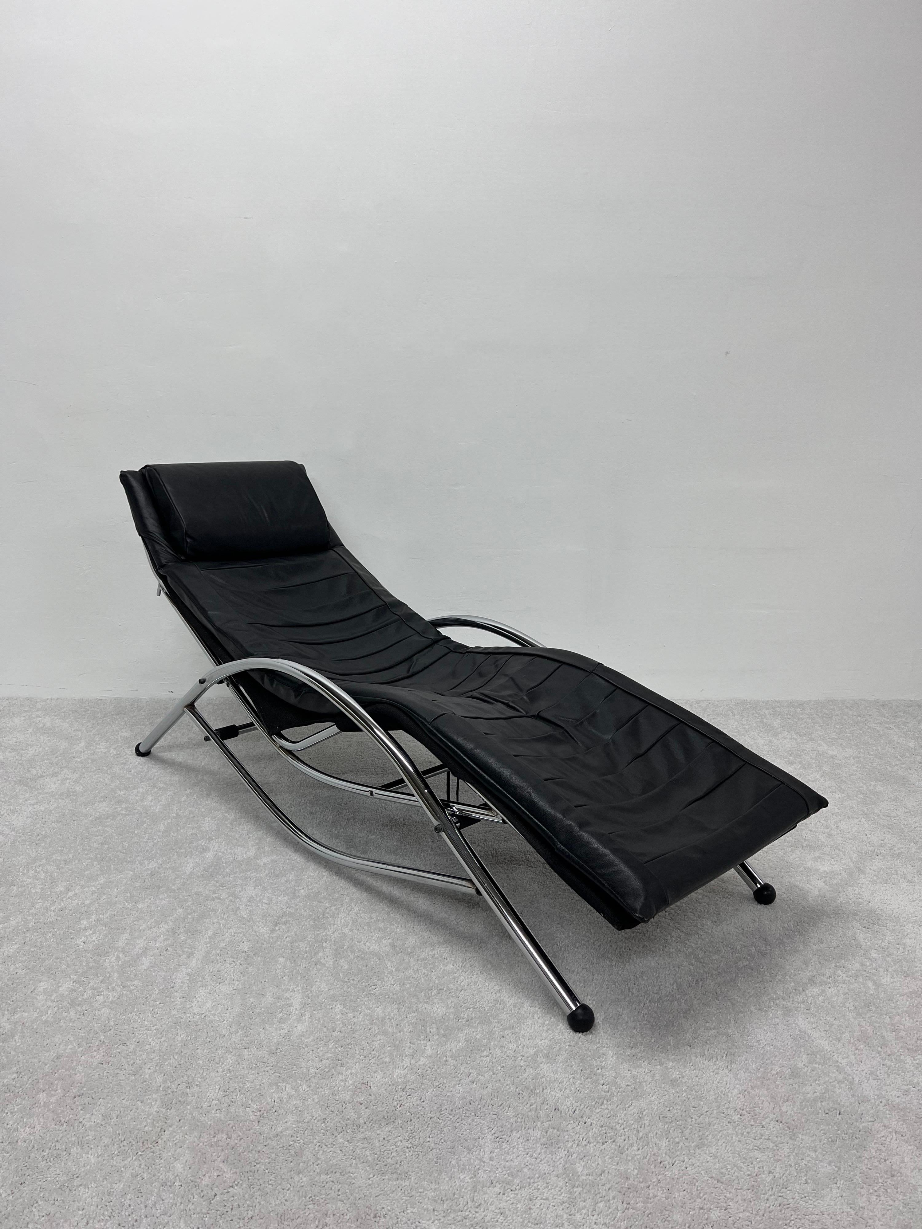 20th Century 1980s Postmodern Black Leather and Tubular Chrome Adjustable Chaise Lounge For Sale