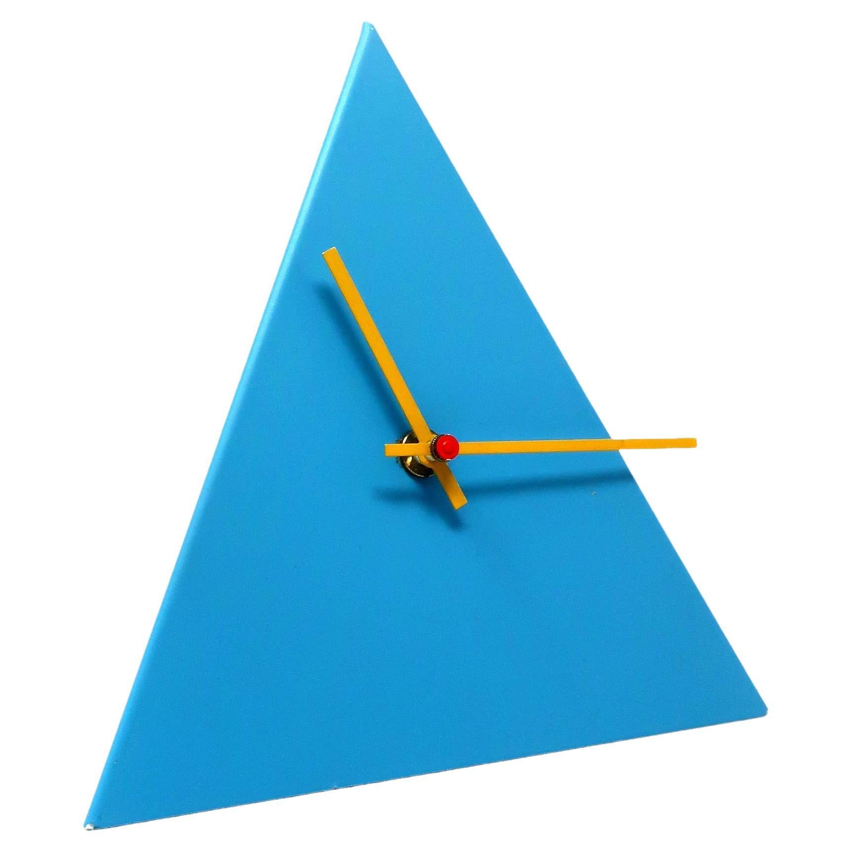 Horloge pyramide en métal bleu postmoderne des années 1980