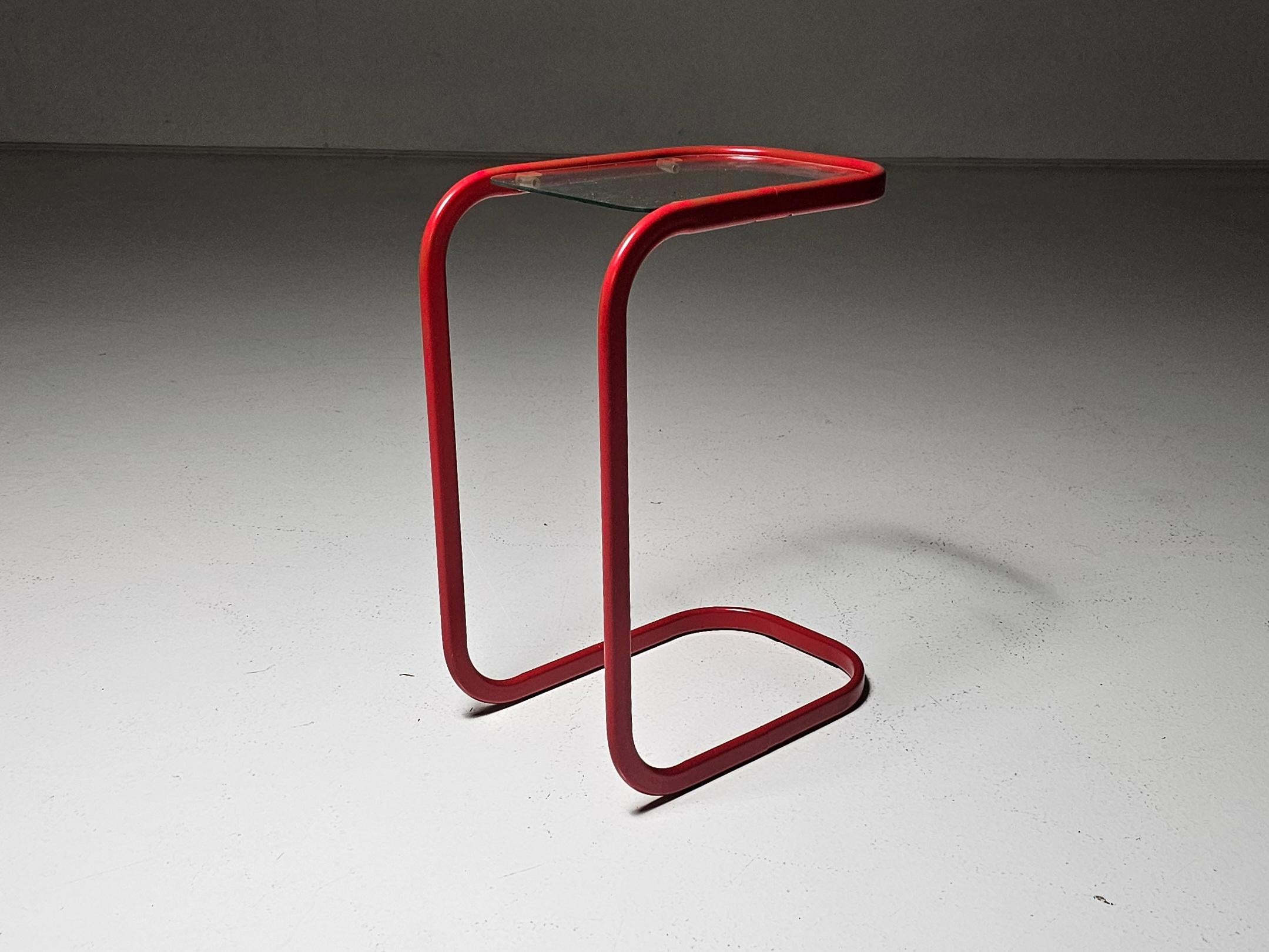 1980s Postmodern Cantilever C-Table in red lacquered metal and glass In Good Condition For Sale In amstelveen, NL