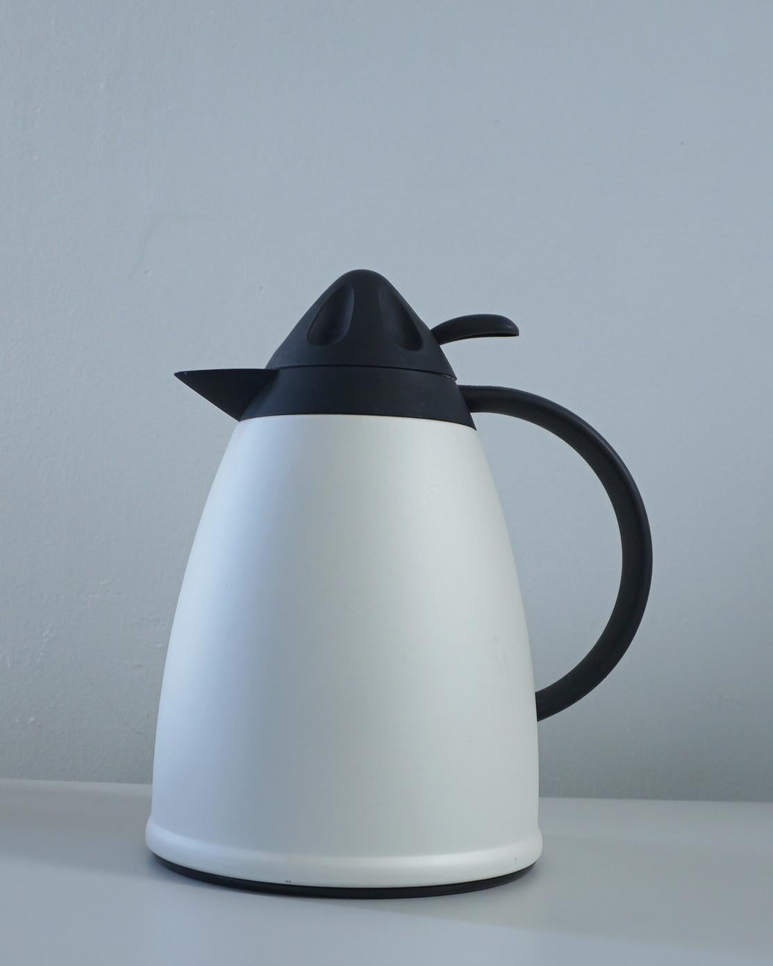 Beautiful matte white and black carafe. Seals well. Very good condition. 