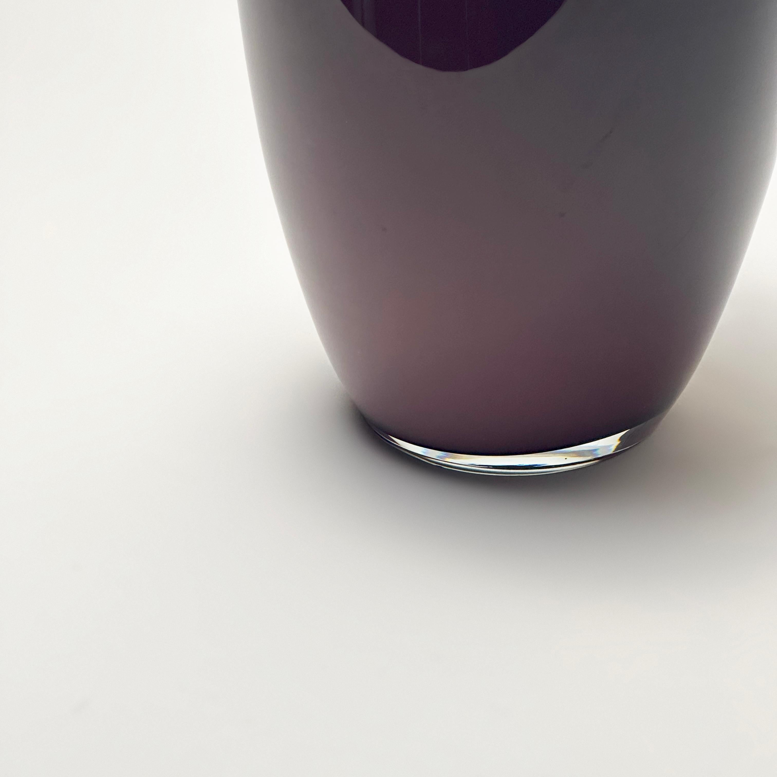 Polacco Vaso ad anfora in vetro incamiciato postmoderno degli anni '80 di Jerzy Słuczan-Orkusz, Polonia in vendita