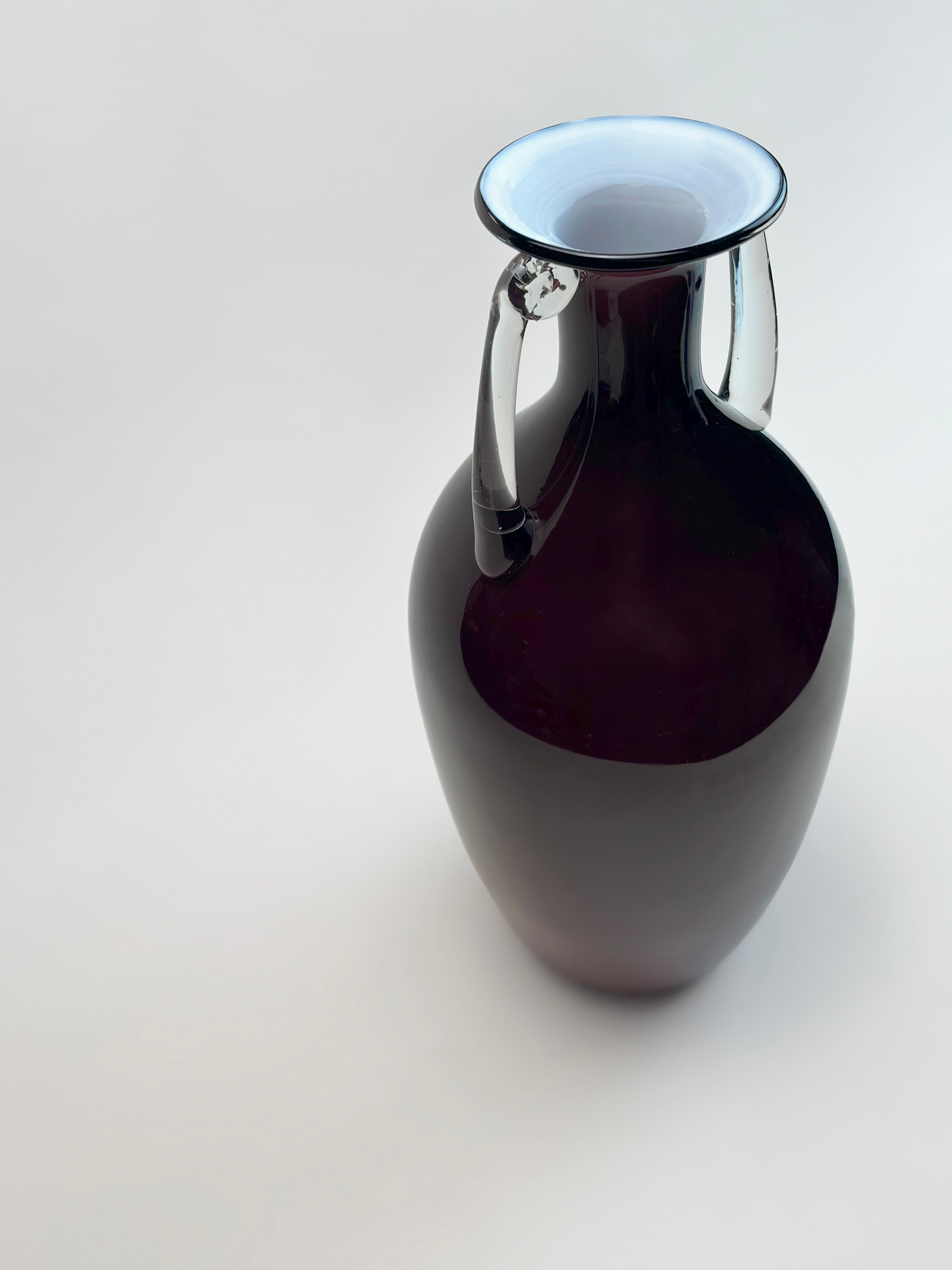 Fatto a mano Vaso ad anfora in vetro incamiciato postmoderno degli anni '80 di Jerzy Słuczan-Orkusz, Polonia in vendita