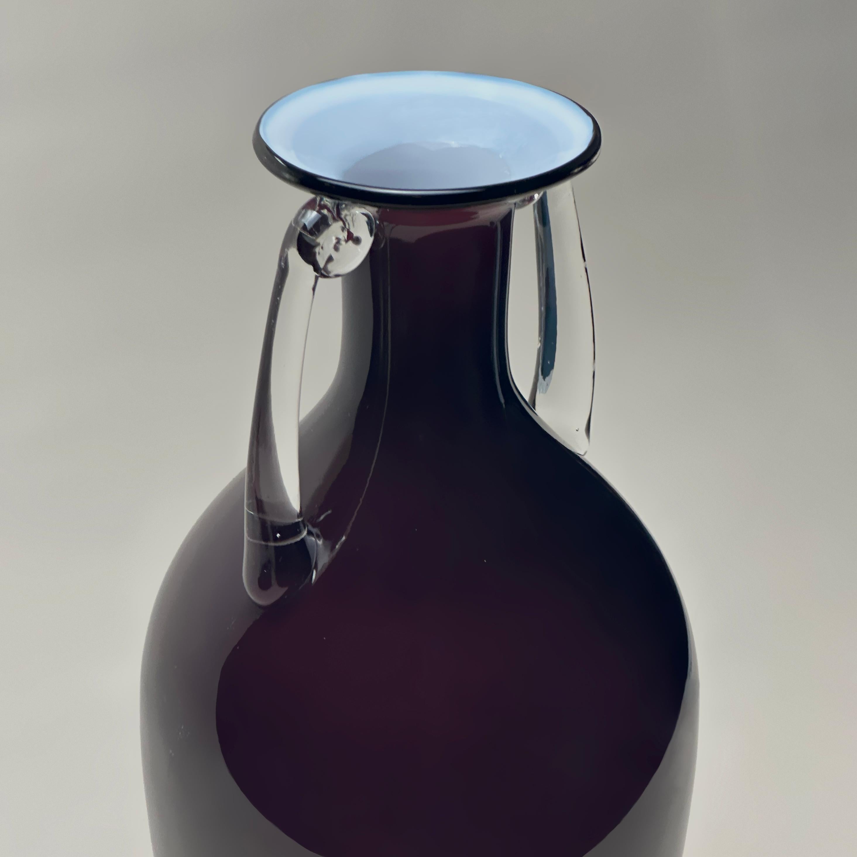 Vetro artistico Vaso ad anfora in vetro incamiciato postmoderno degli anni '80 di Jerzy Słuczan-Orkusz, Polonia in vendita