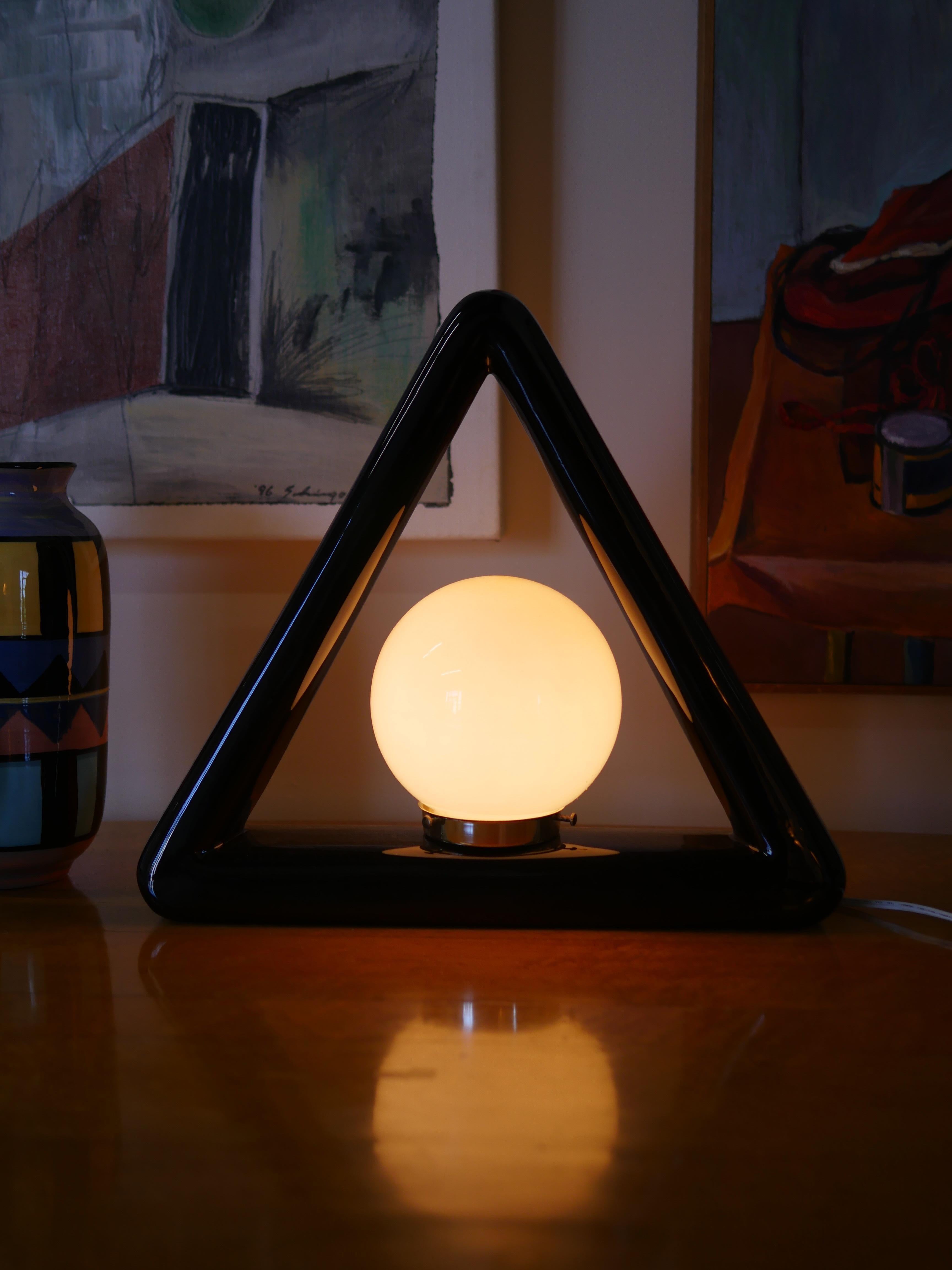 Cool geometric postmodern ceramic table lamp from the 1980s. In great working condition with no chips or major scratches to the ceramic frame.