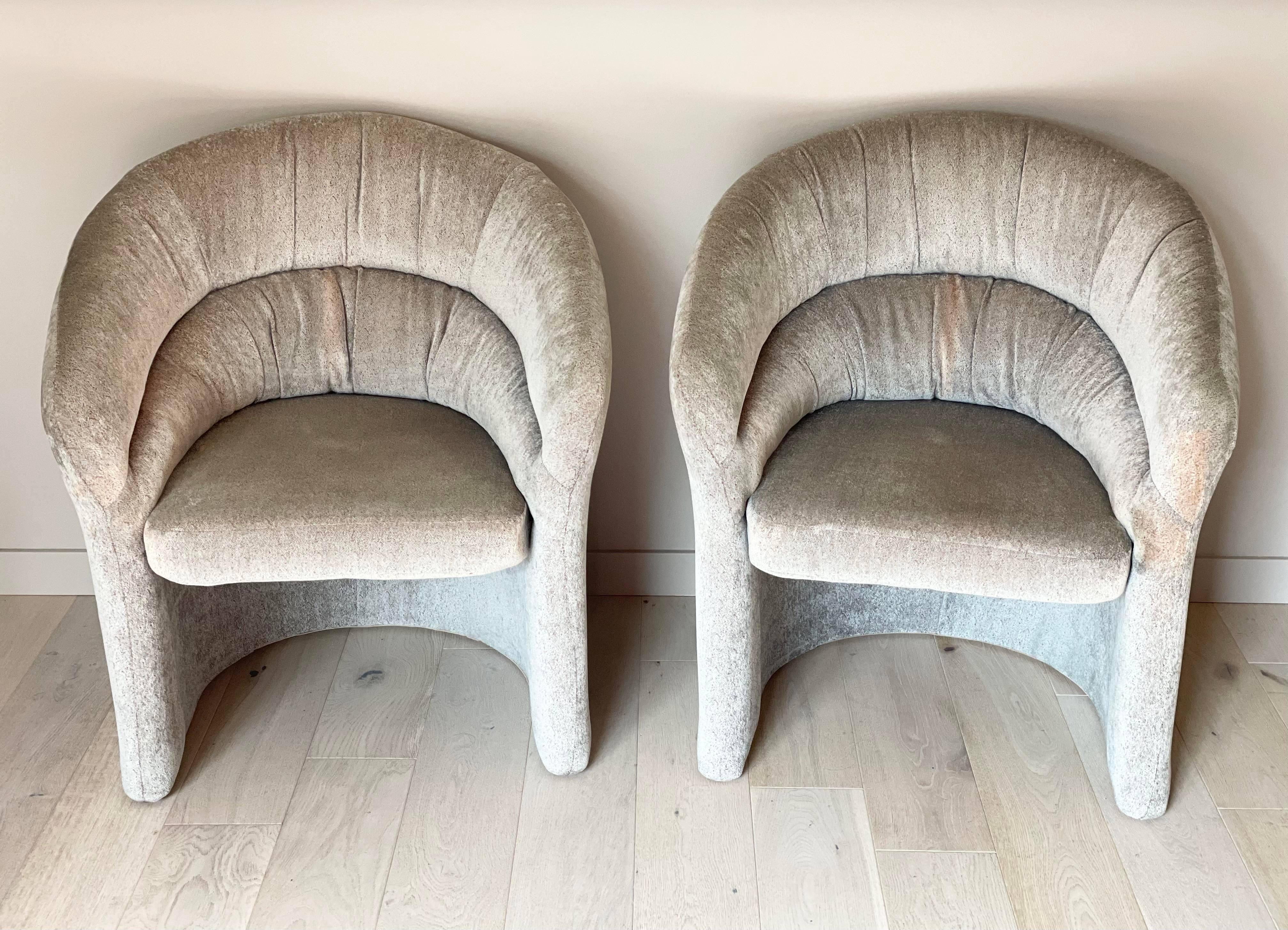 1980s Postmodern Chairs in the Style of Vladimir Kagan, a Pair In Good Condition For Sale In Chicago, IL