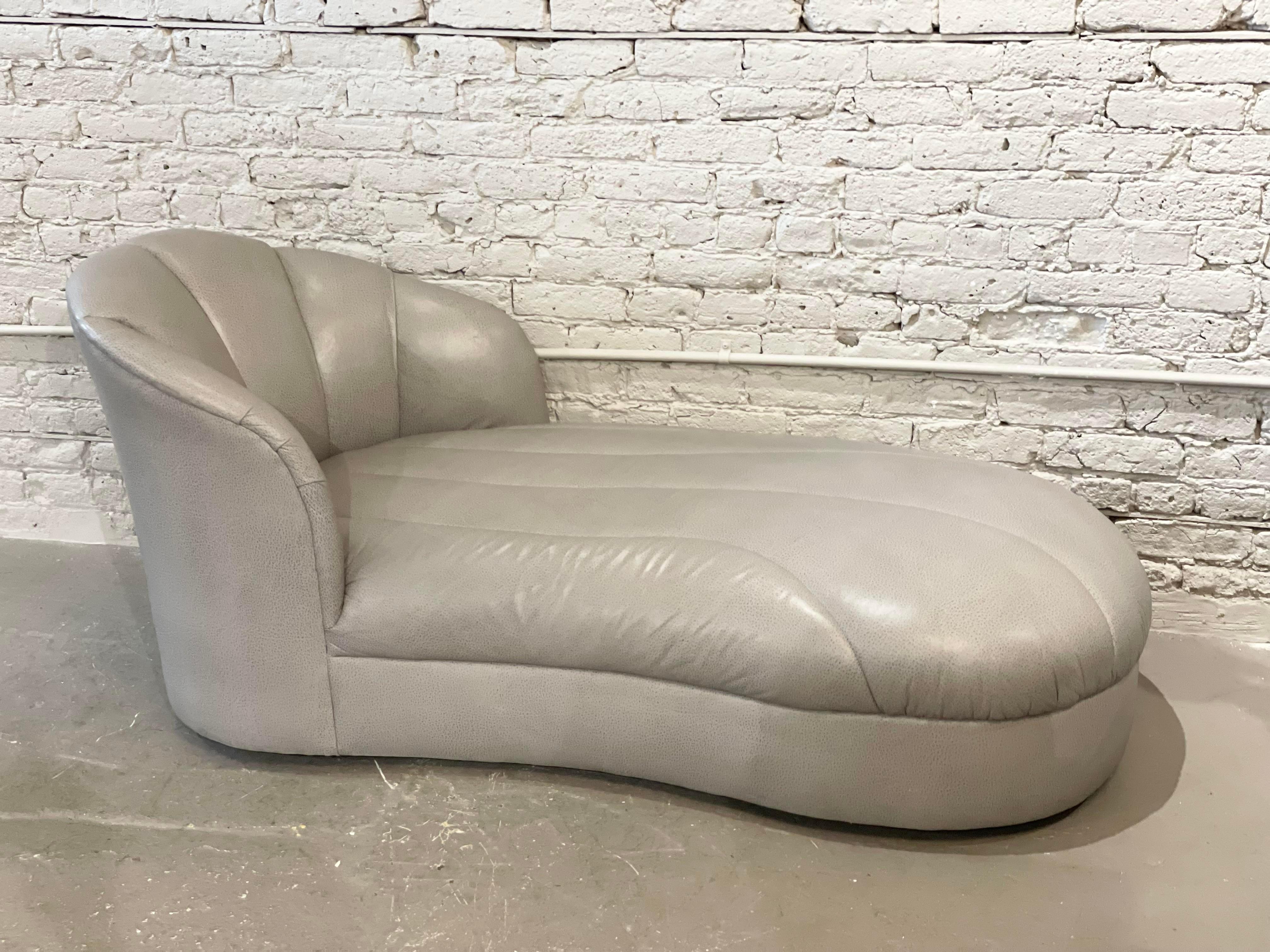 1980s Postmodern Chaise Lounge In Good Condition In Chicago, IL