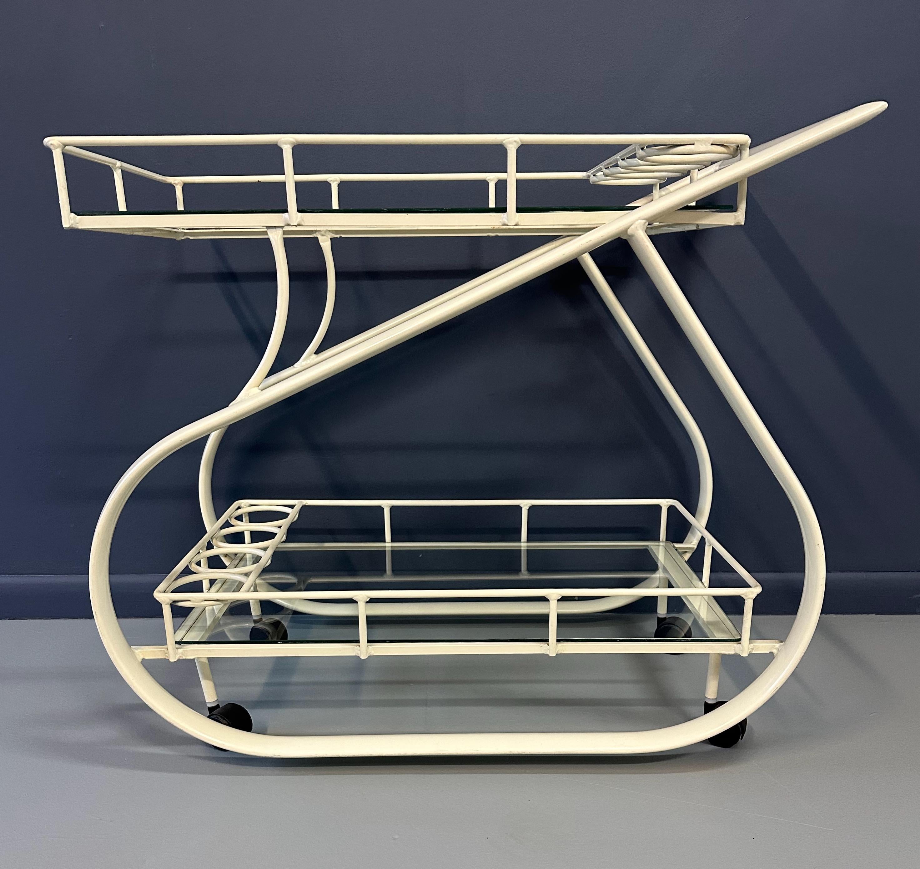 Dieser postmoderne, kurvenreiche Bilevel-Barwagen aus den 1980er-Jahren ist eine einzigartige und stilvolle Ergänzung für jede Hausbar oder jeden Unterhaltungsraum. Dieser von Woodard entworfene und ihm zugeschriebene Barwagen zeichnet sich durch
