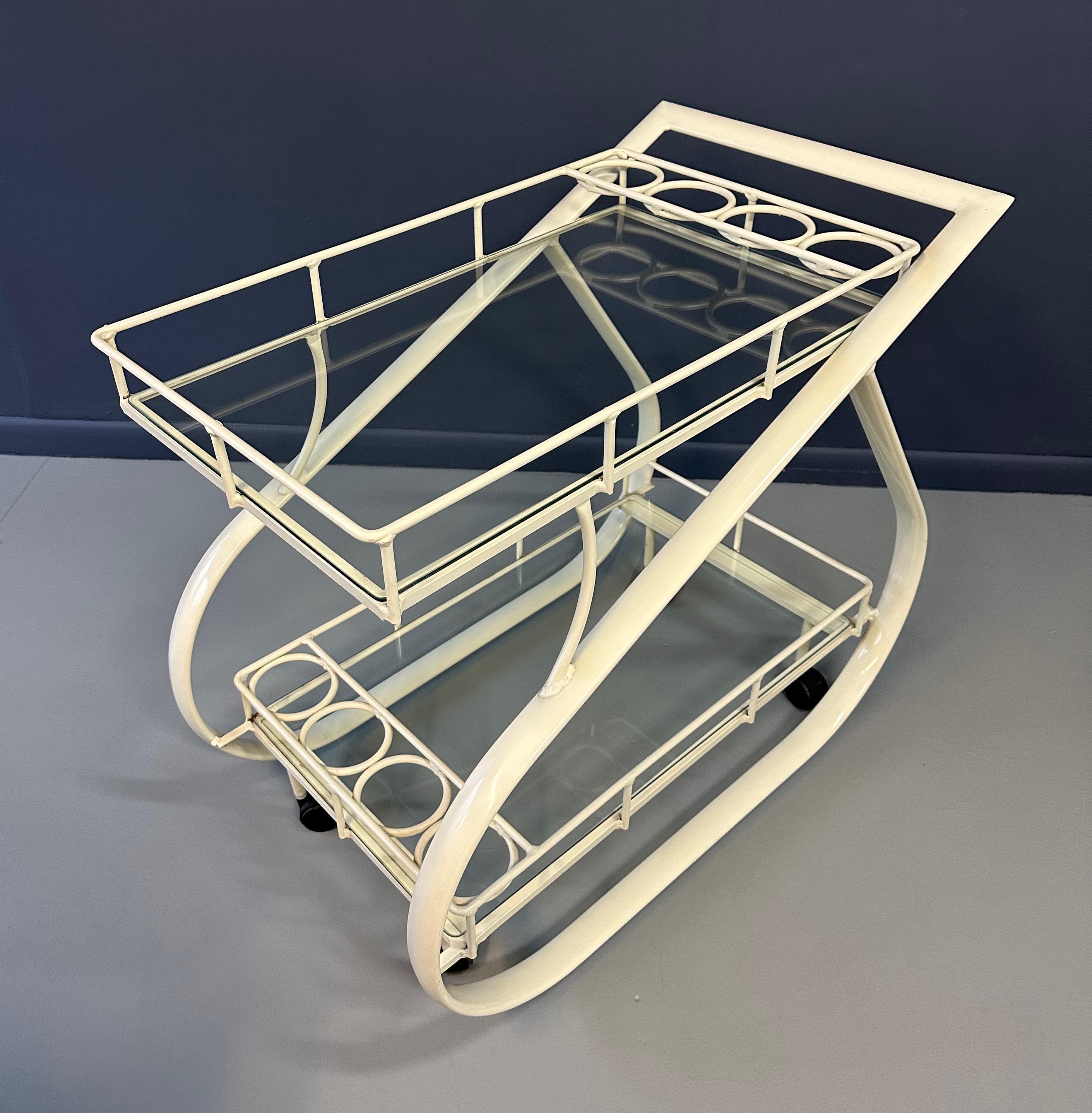 Postmoderner, geschwungener, zweistöckiger Barwagen aus Aluminium, Woodard zugeschrieben Woodard, 1980er Jahre im Zustand „Gut“ im Angebot in Philadelphia, PA
