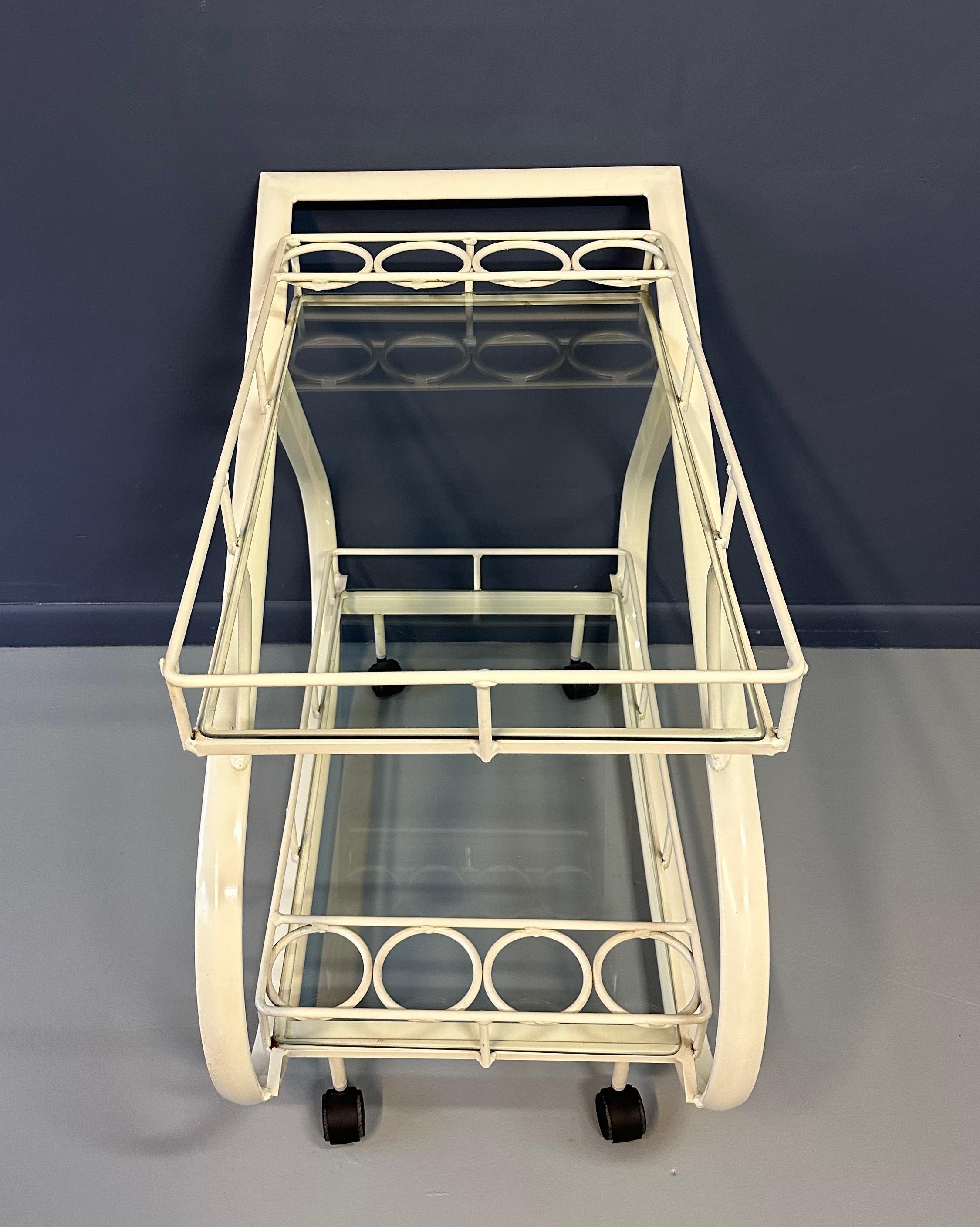Postmoderner, geschwungener, zweistöckiger Barwagen aus Aluminium, Woodard zugeschrieben Woodard, 1980er Jahre (20. Jahrhundert) im Angebot