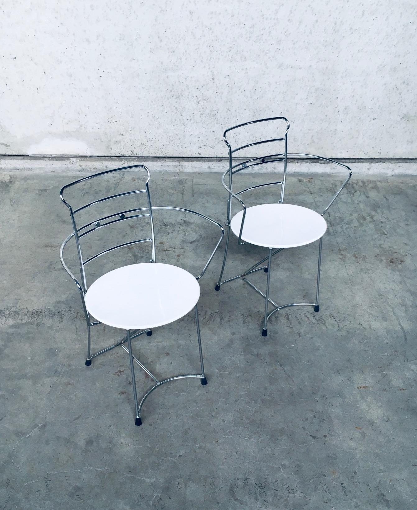 Vintage Postmodern Design Stuhl 2er Set, Modell Eridiana, entworfen von Antonio Citterio für Xilitalia, B&B Italia devision, Italien 1980er Jahre. Verchromtes Metallgestell mit weiß lackiertem Metallsitz, Version mit Armlehne. In sehr gutem Zustand.
