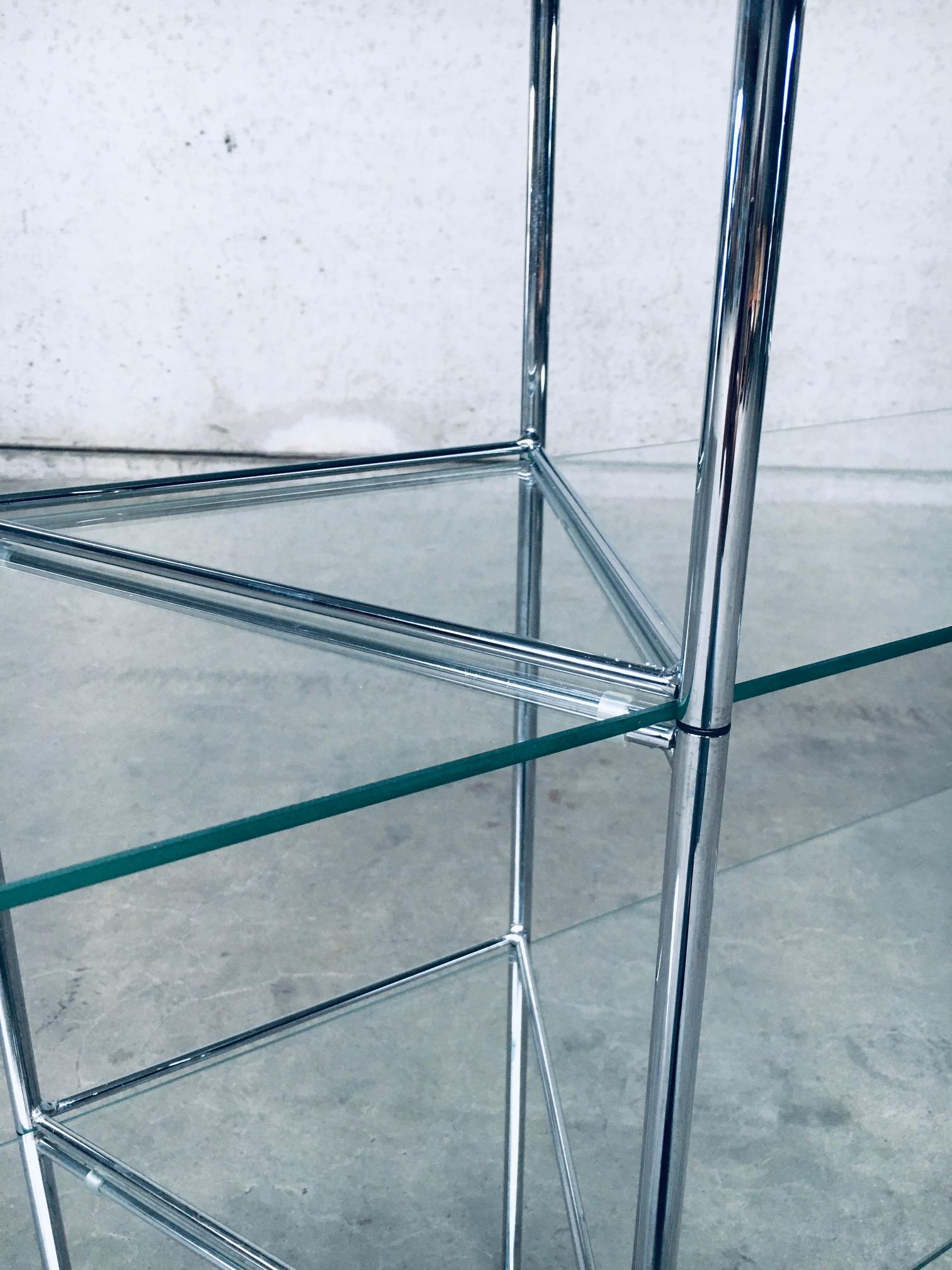 Étagères d'exposition élancées en verre et en métal au design postmoderne des années 1980 en vente 4