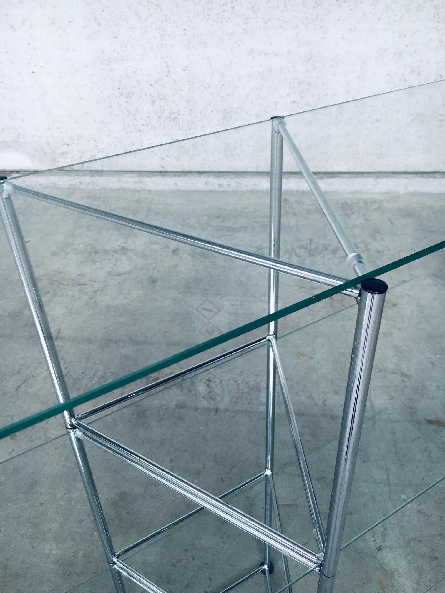 Postmodernes Design der 1980er Jahre Schlanke Glas- und Metallregale im Angebot 8