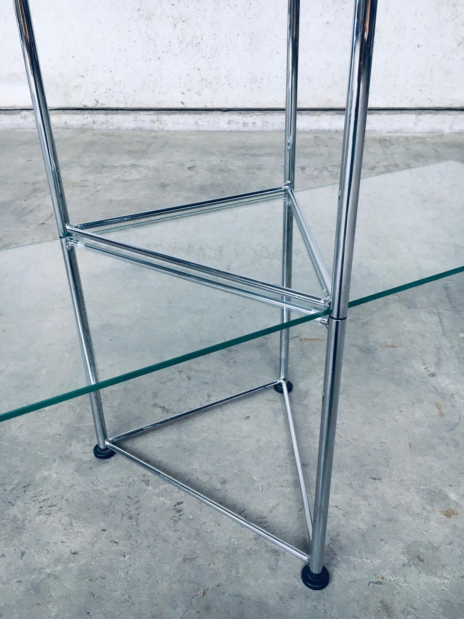 Postmodernes Design der 1980er Jahre Schlanke Glas- und Metallregale im Angebot 9