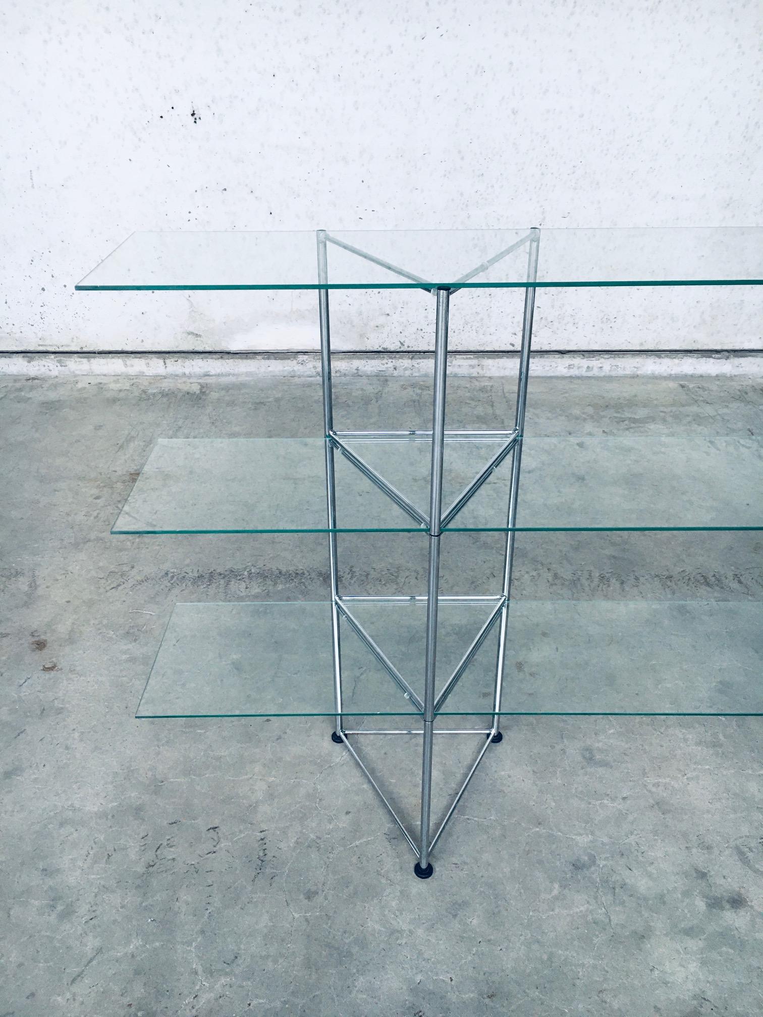 Postmodernes Design der 1980er Jahre Schlanke Glas- und Metallregale im Angebot 1