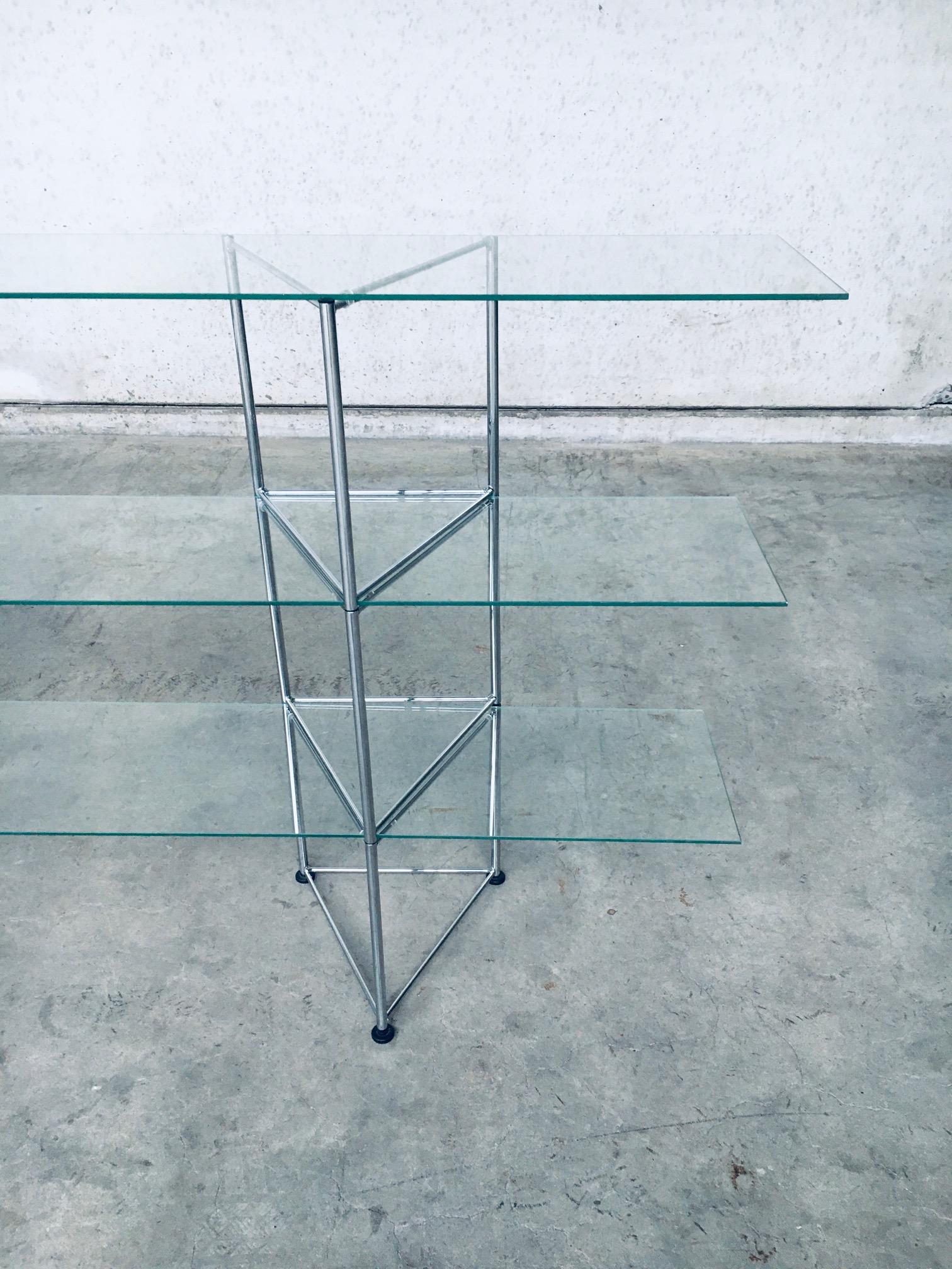 Postmodernes Design der 1980er Jahre Schlanke Glas- und Metallregale im Angebot 2
