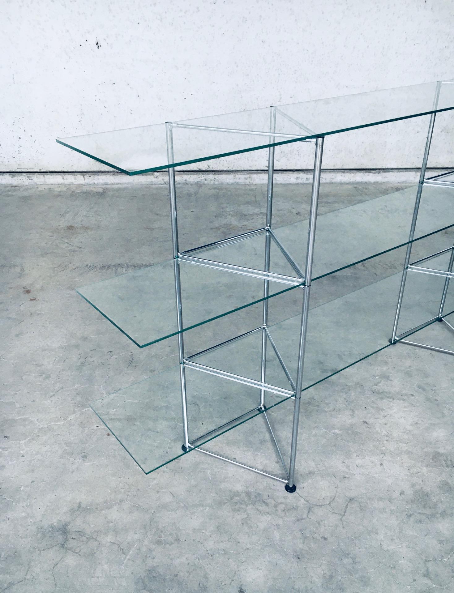 Postmodernes Design der 1980er Jahre Schlanke Glas- und Metallregale im Angebot 3