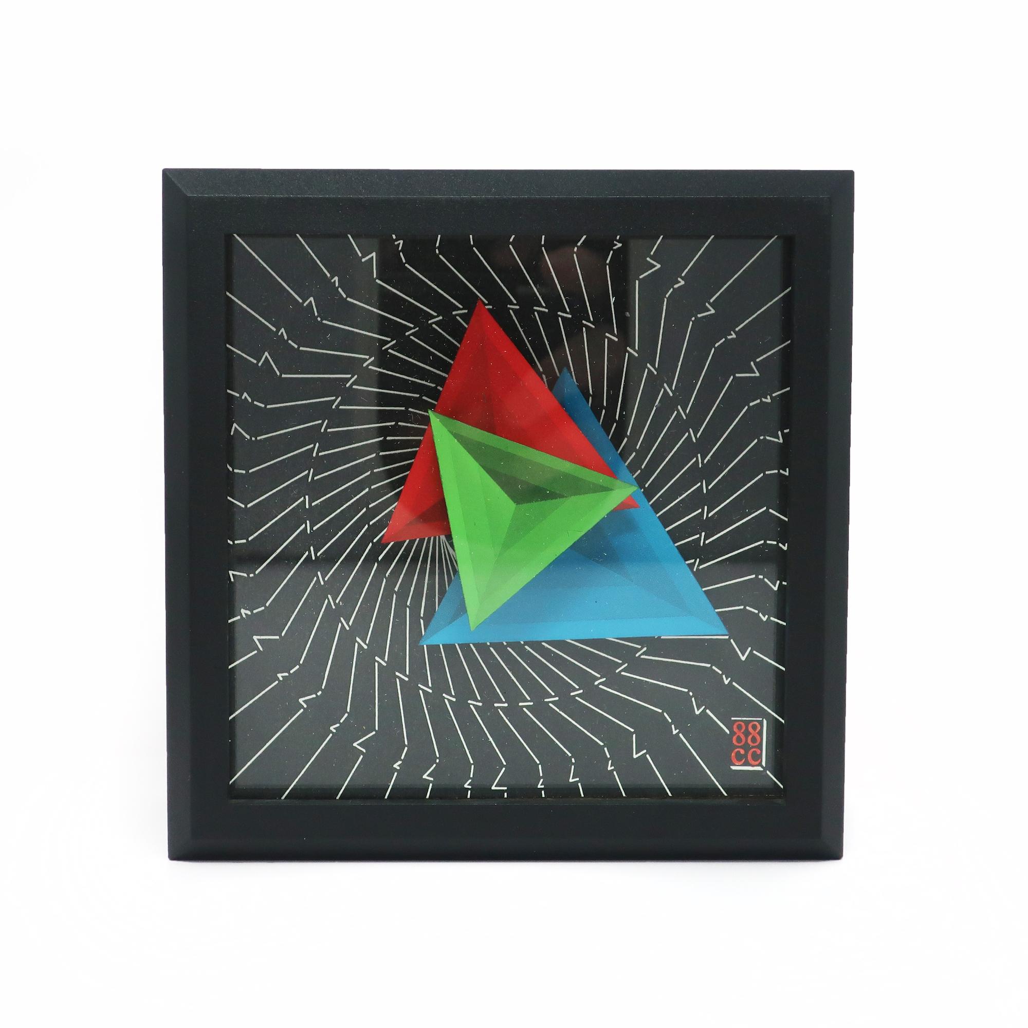 A rare desk clock designed by Douglas Chalk for Clever Clocks. A square plastic case, mesmerizing black and white psychedelic background and multicolor triangular hands.

In good vintage condition and in original box.

Measures: 6