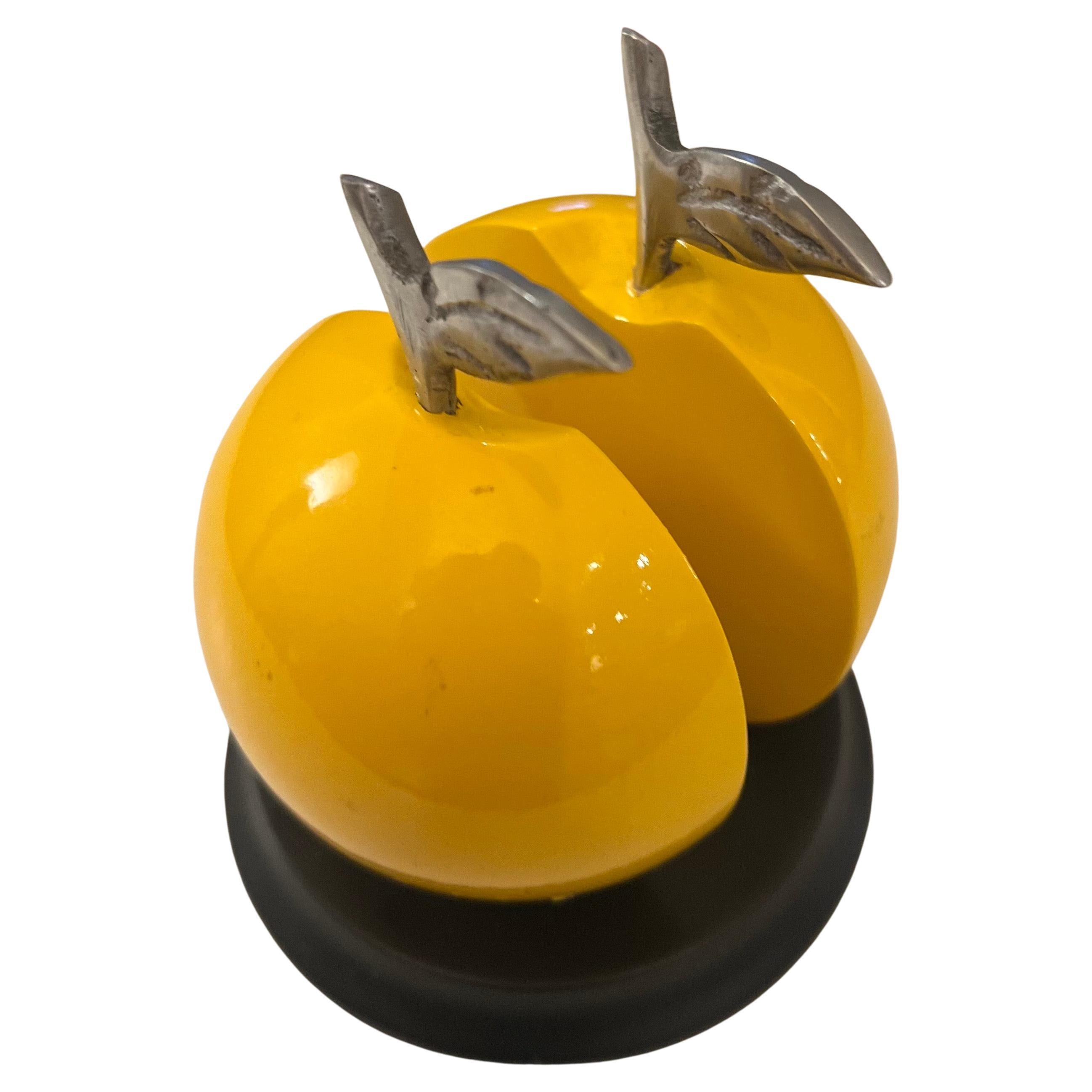 Pomme en bois laqué des années 1980, porte-enveloppe de bureau en excellent état.