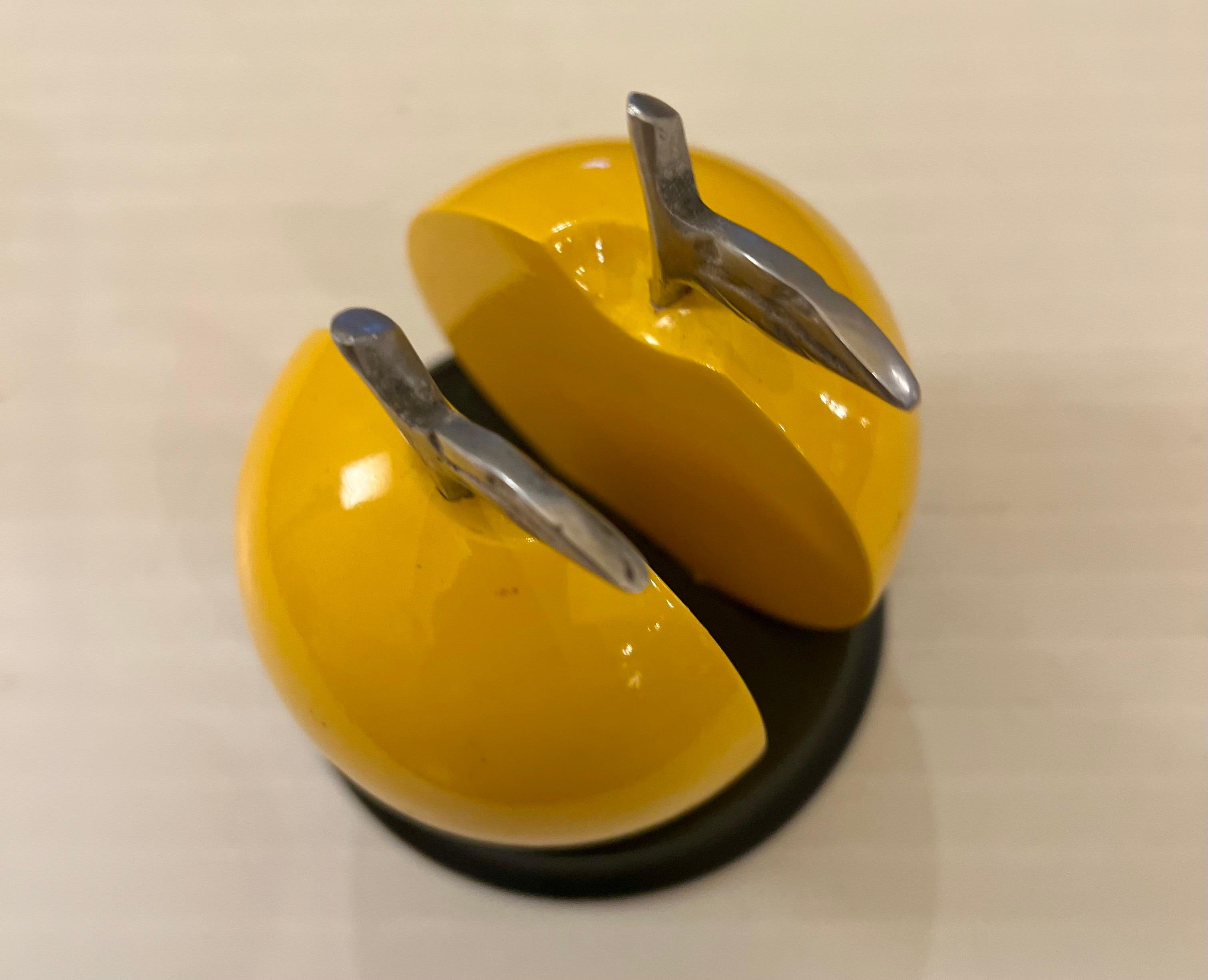 Américain Porte-enveloppe en forme de pomme postmoderne de bureau des années 1980 en vente