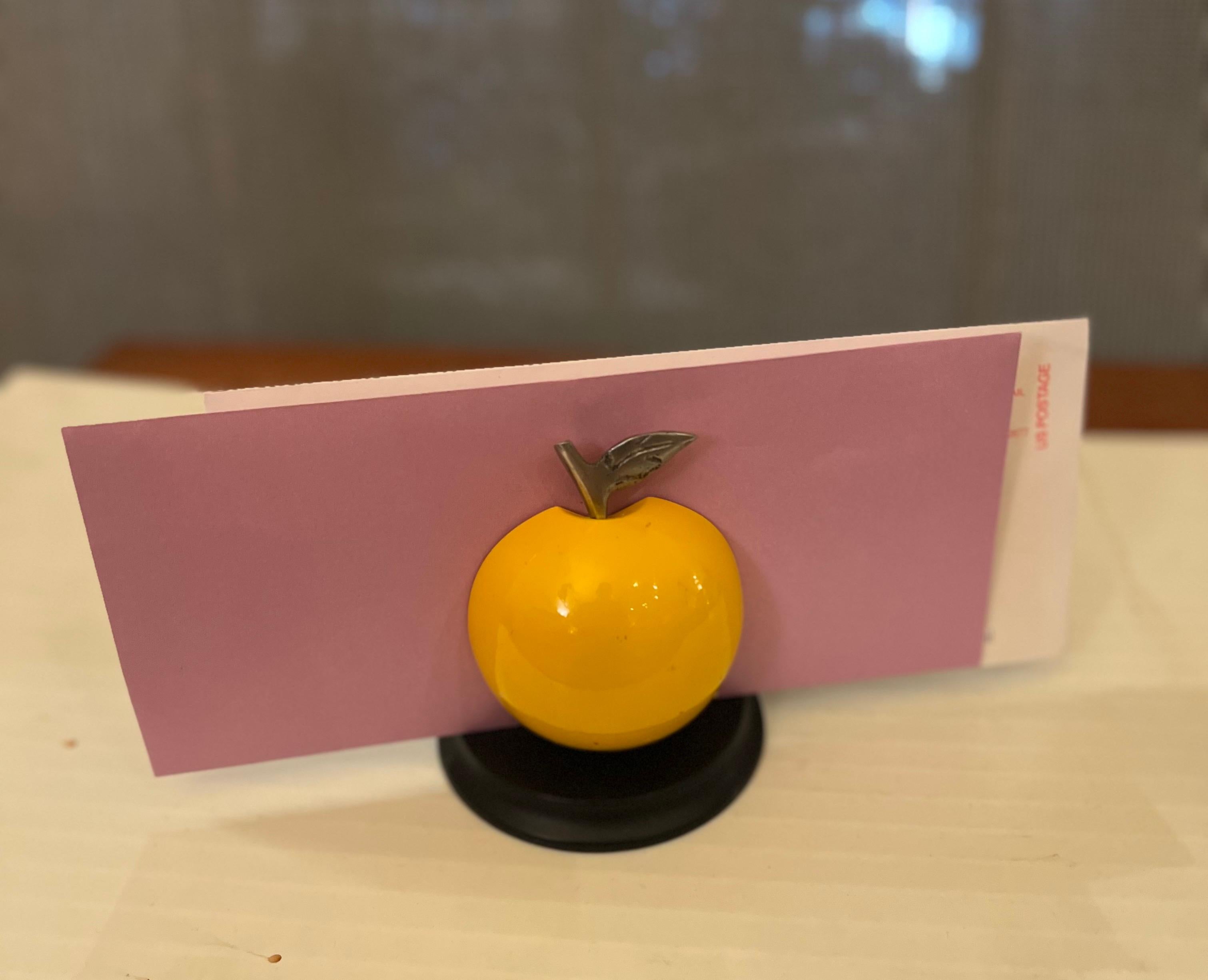Laqué Porte-enveloppe en forme de pomme postmoderne de bureau des années 1980 en vente