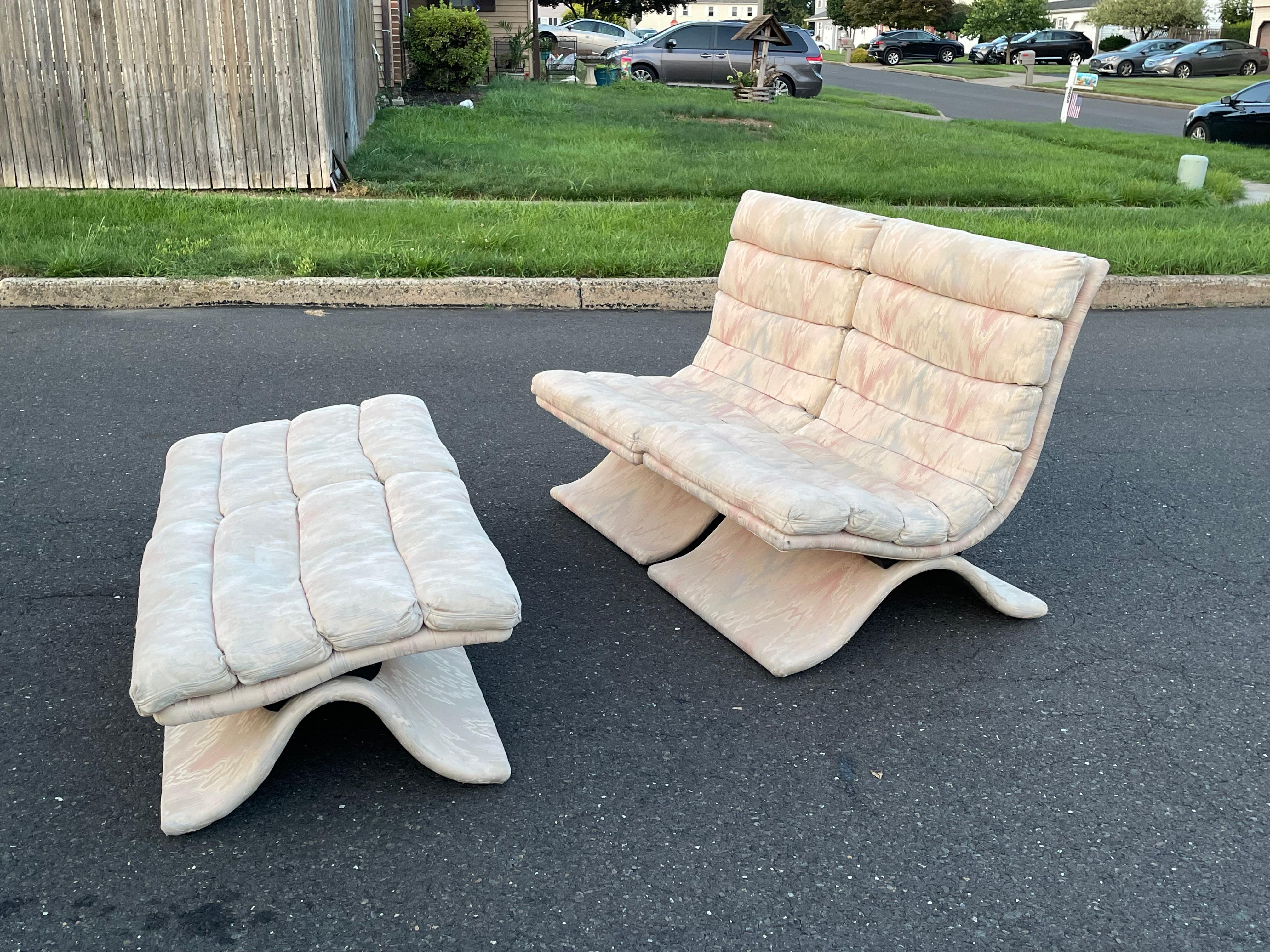 1980s Postmodern Drexel Scoop Lounge Chair & Foot Stool-A Pair  im Zustand „Gut“ im Angebot in Bensalem, PA